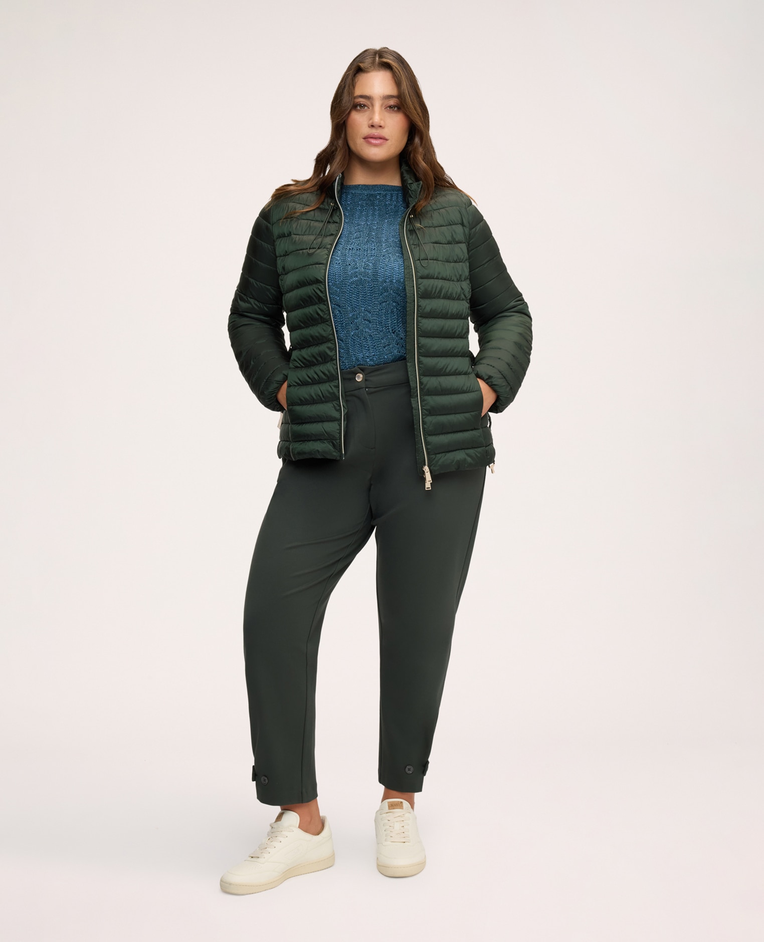 Chaqueta de mujer acolchada ligera con relleno de sorona aura cinturón en la cintura con hebilla metálica para definir la silueta - Fiorella Rubino - Verde Verde-3