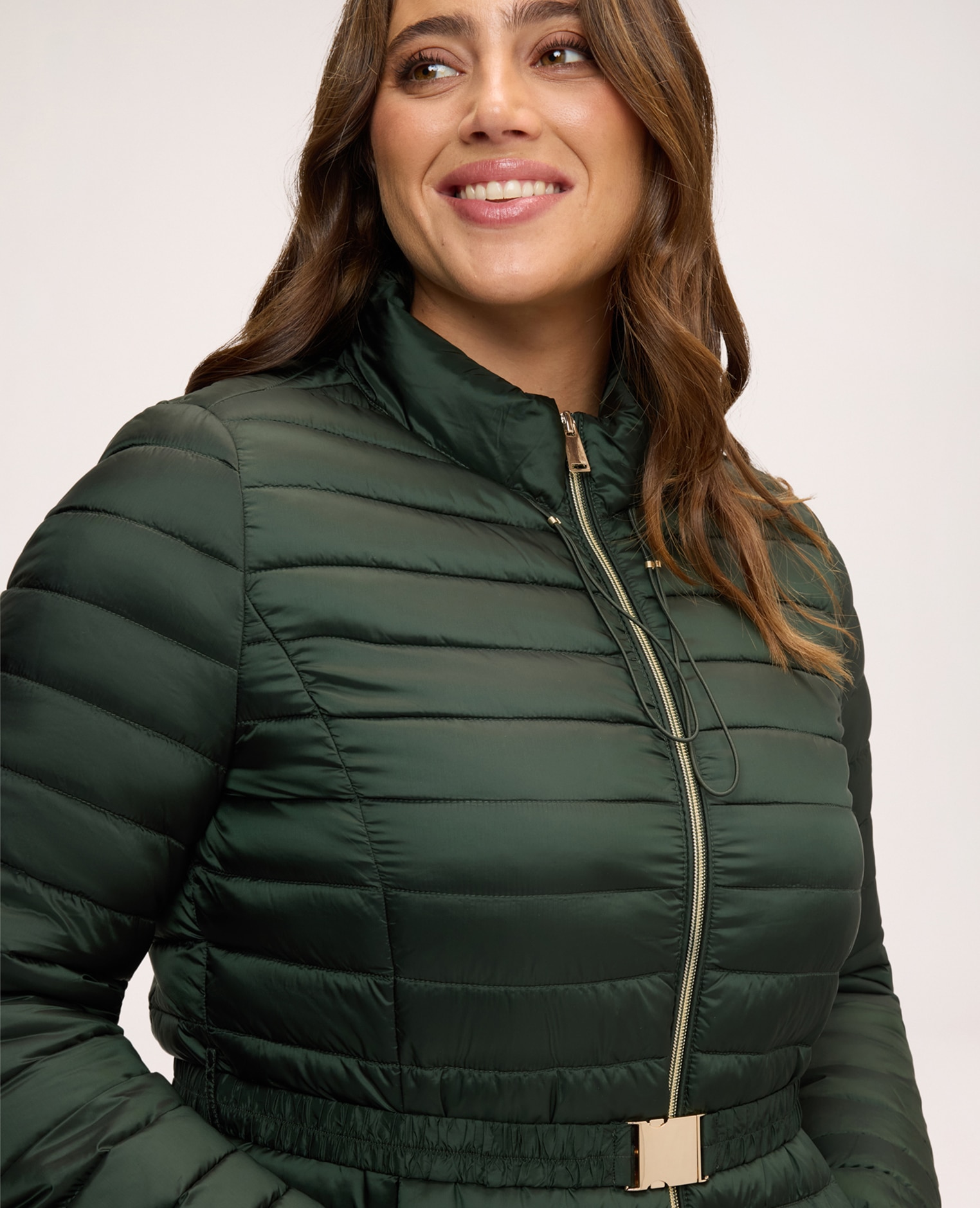 Chaqueta de mujer acolchada ligera con relleno de sorona aura cinturón en la cintura con hebilla metálica para definir la silueta - Fiorella Rubino - Verde Verde-4