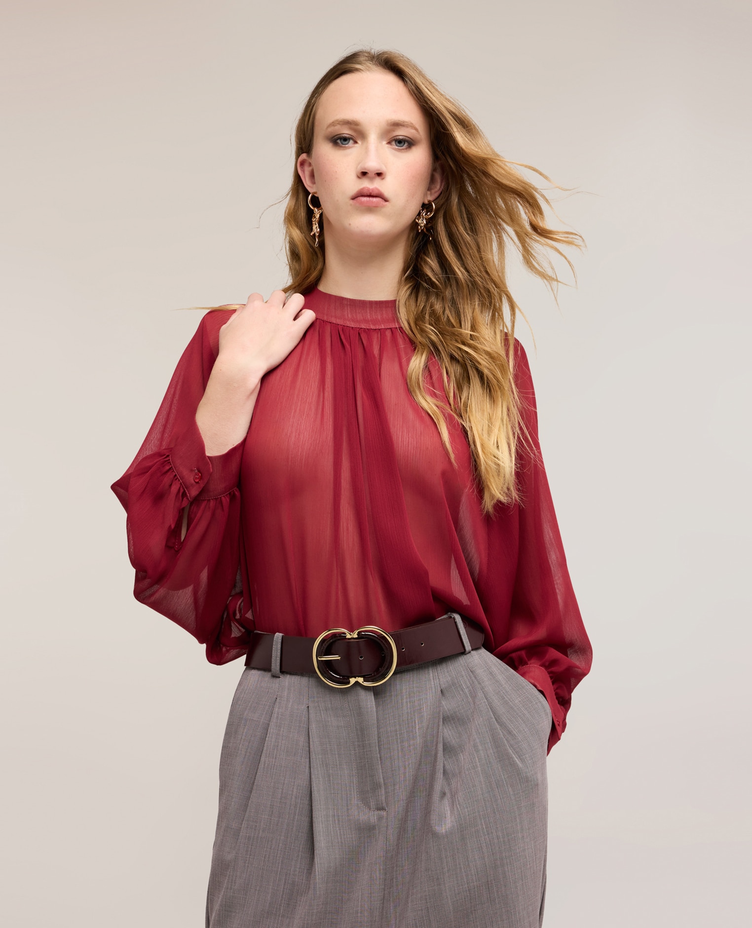 Blusa de mujer de georgette escote redondo con drapeado y abertura de gota en la espalda - Motivi - Burdeos Burdeos-1