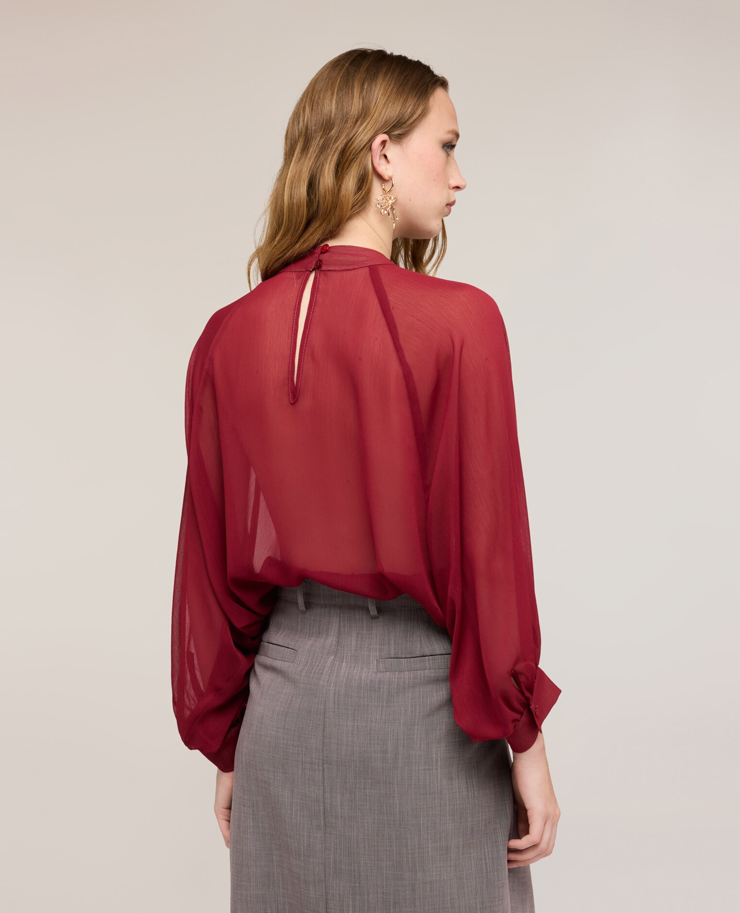 Blusa de mujer de georgette escote redondo con drapeado y abertura de gota en la espalda - Motivi - Burdeos Burdeos-2