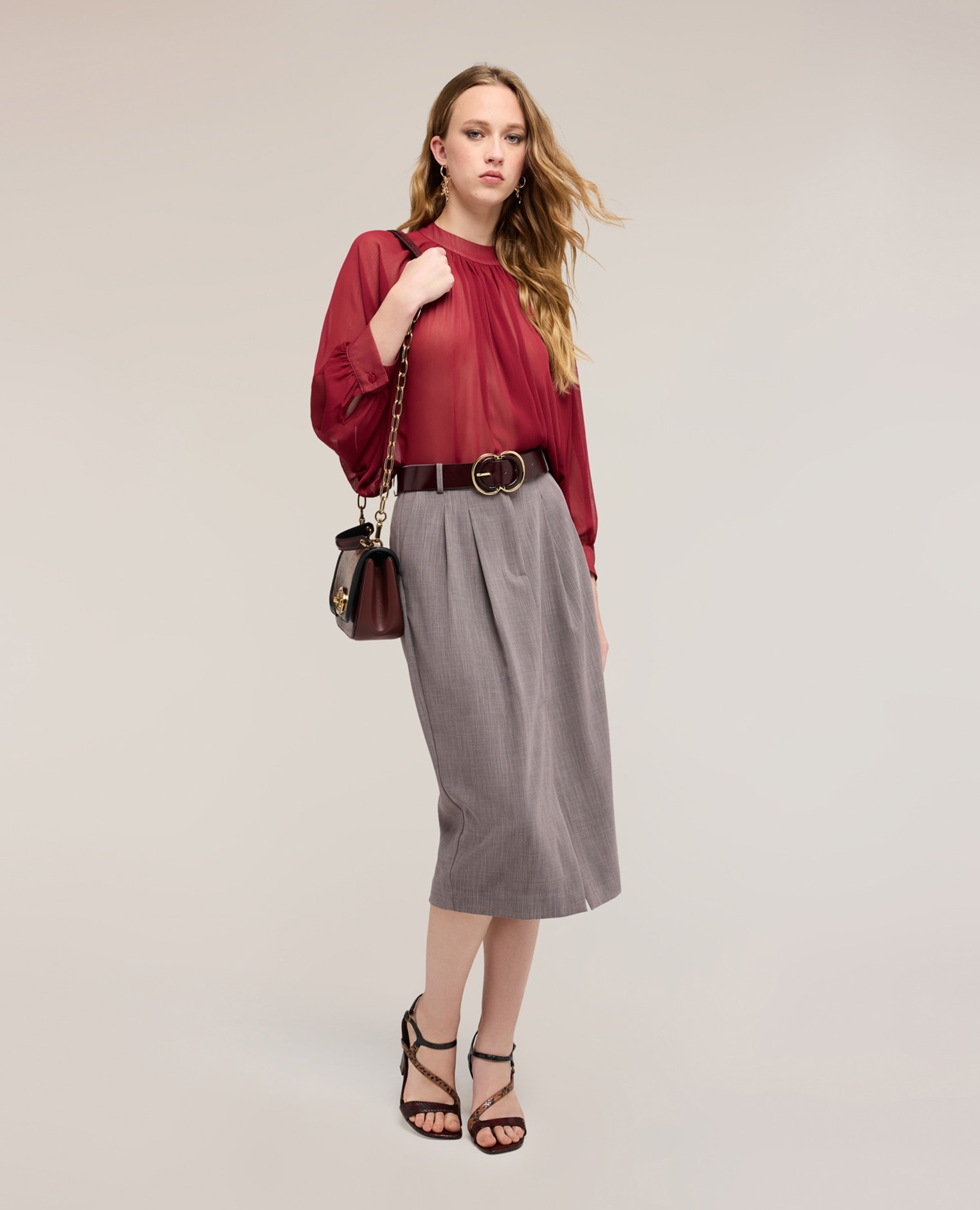 Blusa de mujer de georgette escote redondo con drapeado y abertura de gota en la espalda - Motivi - Burdeos Burdeos-3