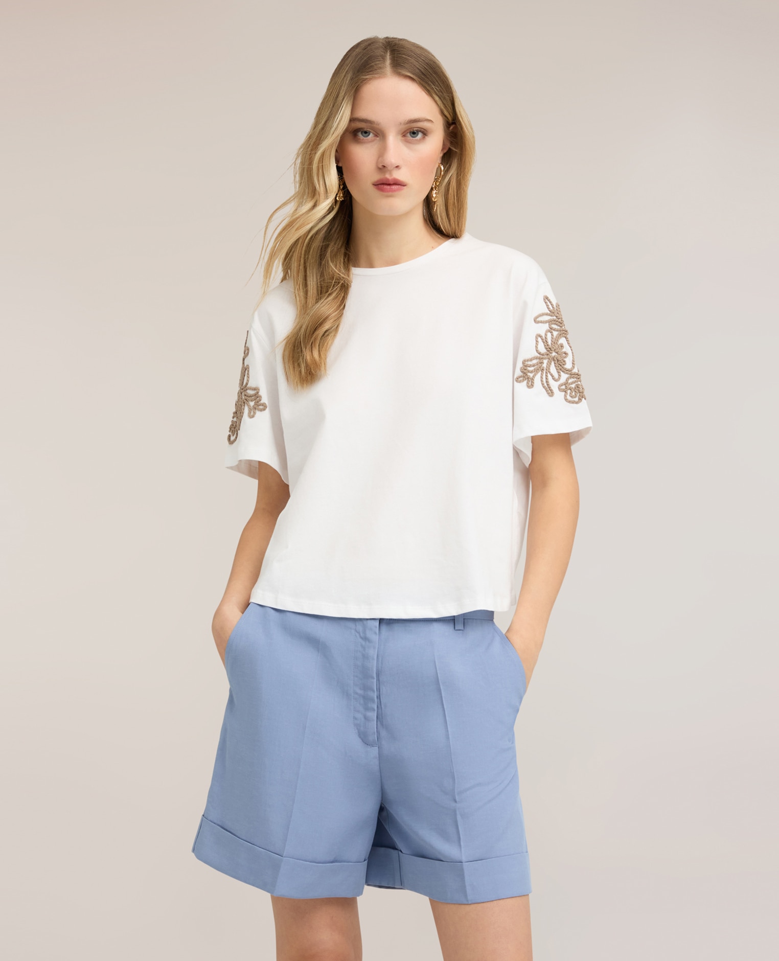 Motivi - Camiseta de mujer de punto con bordados florales ajuste regular con cuello redondo.