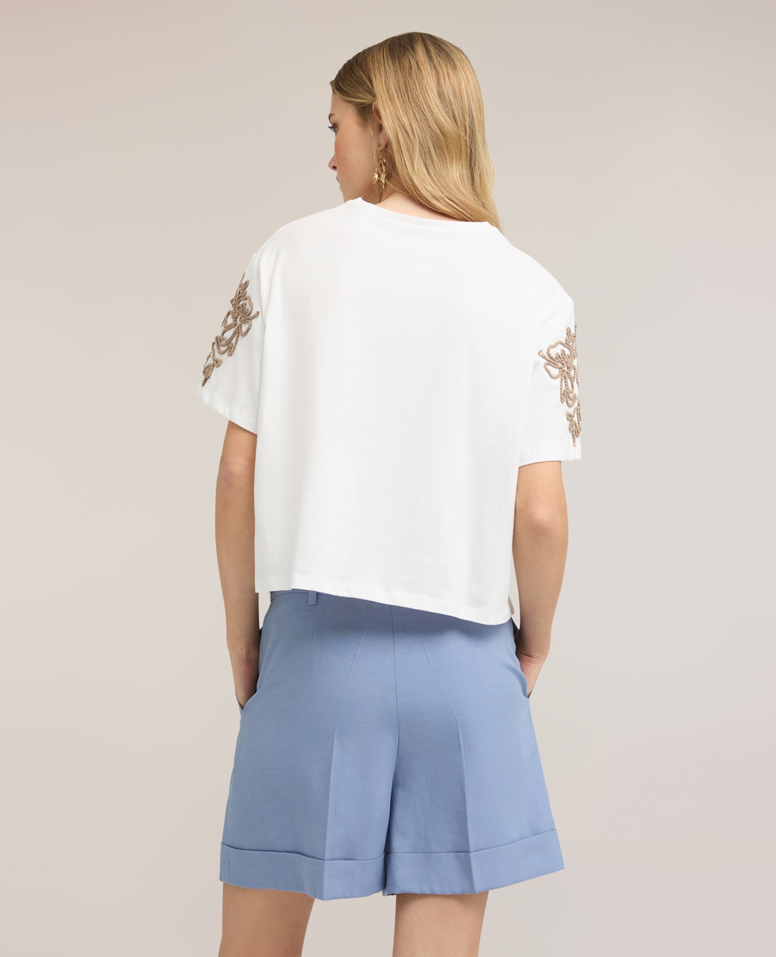 Camiseta de mujer de punto con bordados florales ajuste regular con cuello redondo - Motivi - Blanco Blanco-2