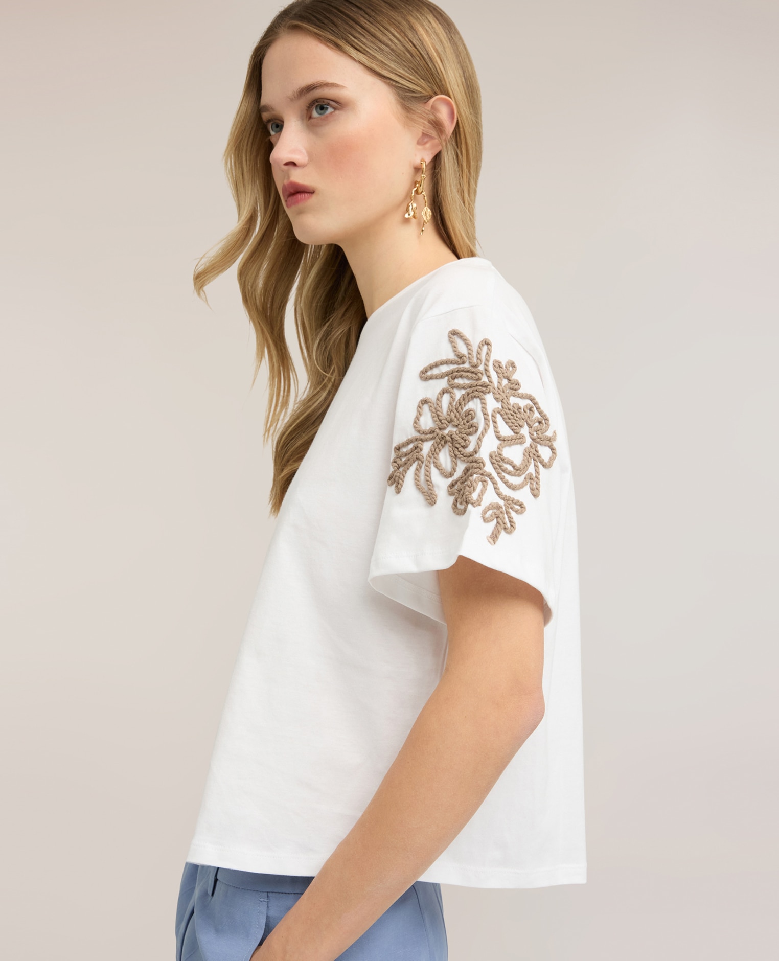 Camiseta de mujer de punto con bordados florales ajuste regular con cuello redondo - Motivi - Blanco Blanco-4