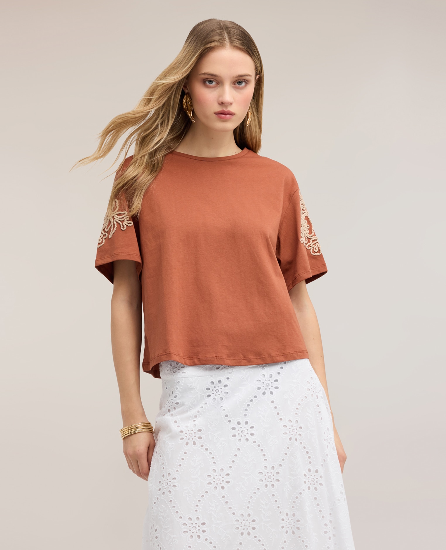 Camiseta de mujer de punto con bordados florales ajuste regular con cuello redondo - Motivi - Marrón Marrón-1