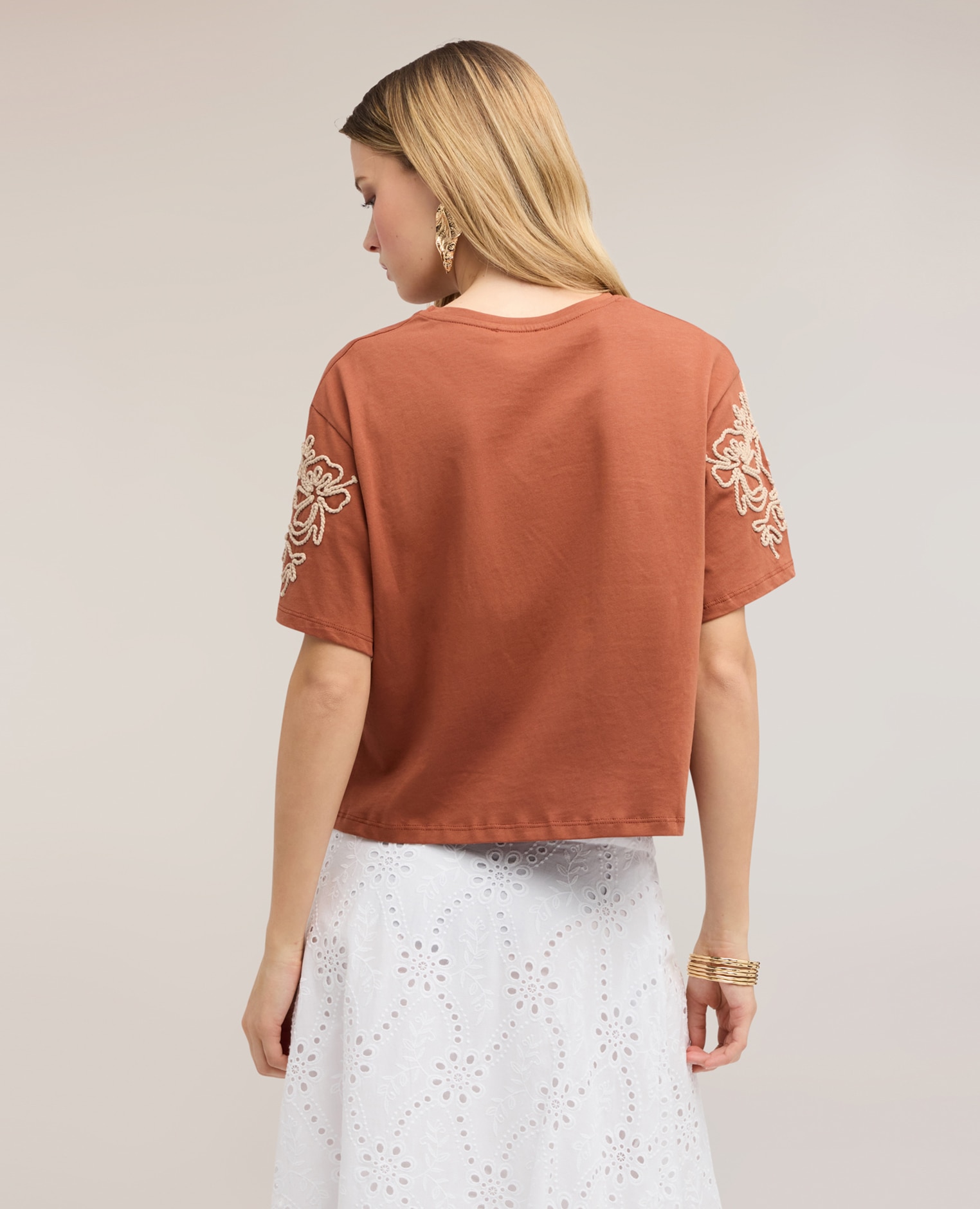 Camiseta de mujer de punto con bordados florales ajuste regular con cuello redondo - Motivi - Marrón Marrón-2