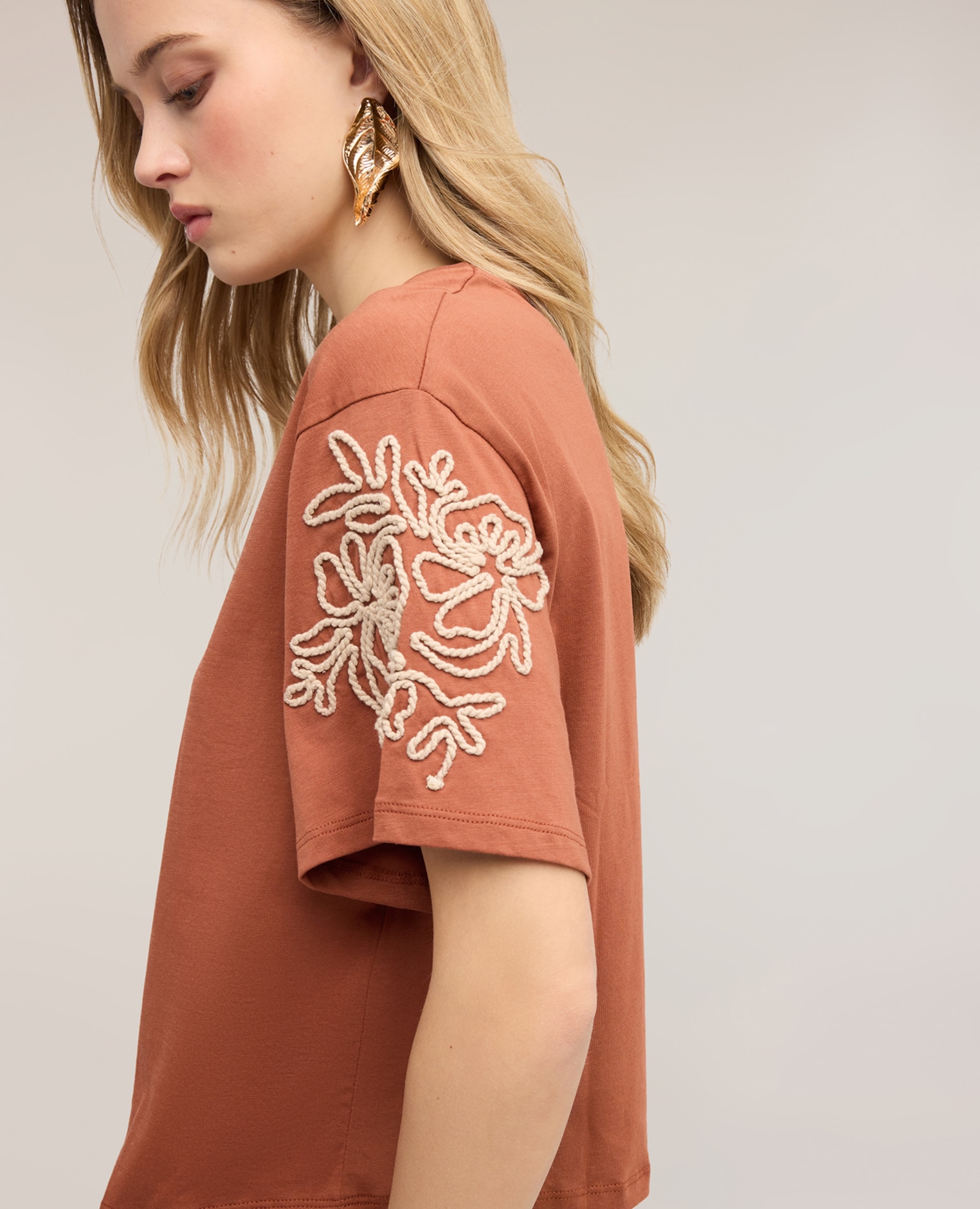 Camiseta de mujer de punto con bordados florales ajuste regular con cuello redondo - Motivi - Marrón Marrón-4