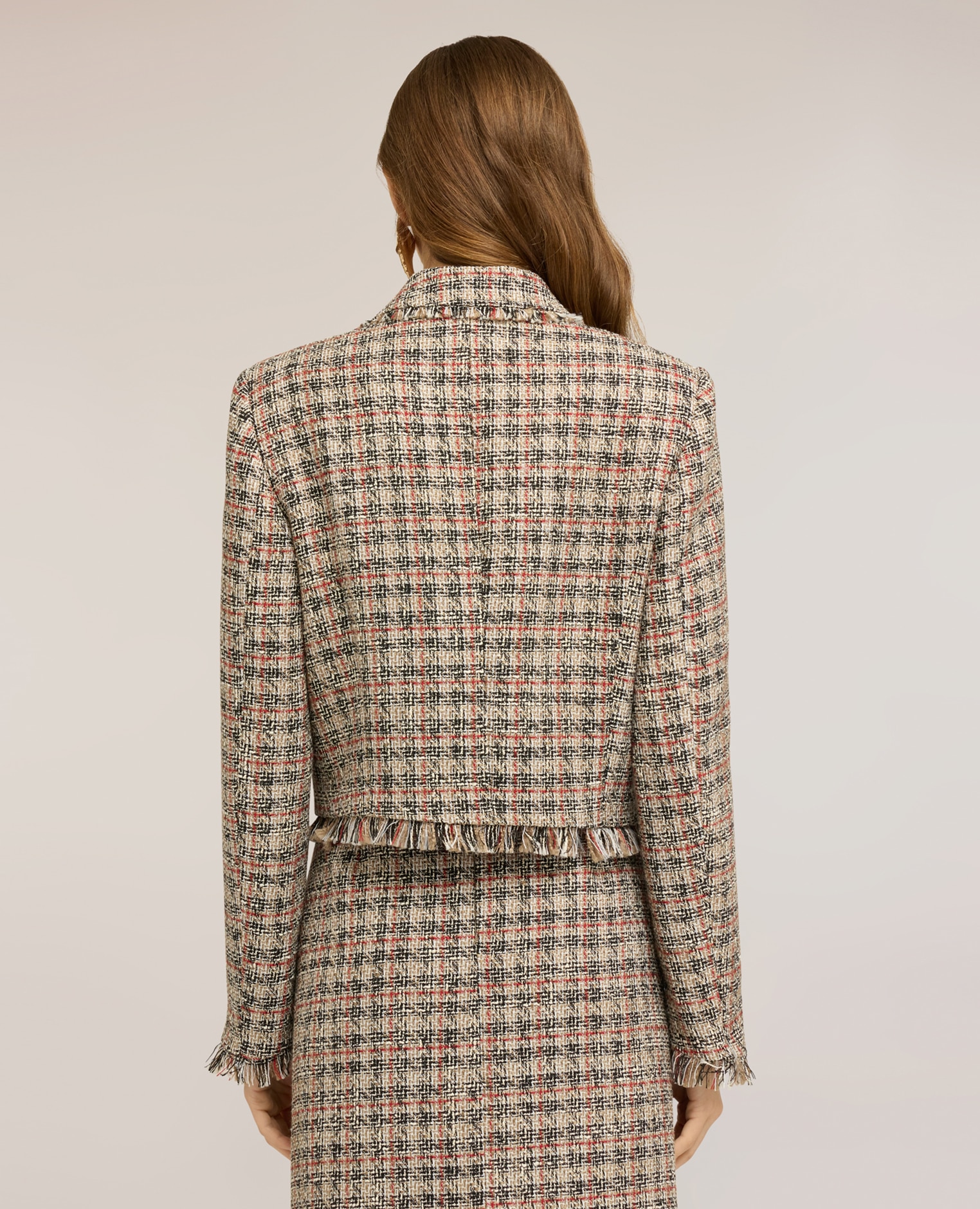 Chaqueta de mujer corta en bouclé con flecos y broche cierre frontal con cuello clásico y botones a la vista bajo deshilachado - Motivi - Beige Beige-2