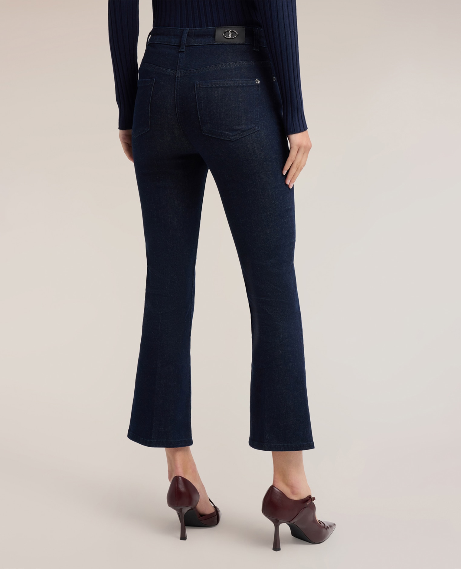 Jeans de mujer kick flare con raya planchada talle alto cierre con botón y cremallera - Motivi - Azul Azul-2