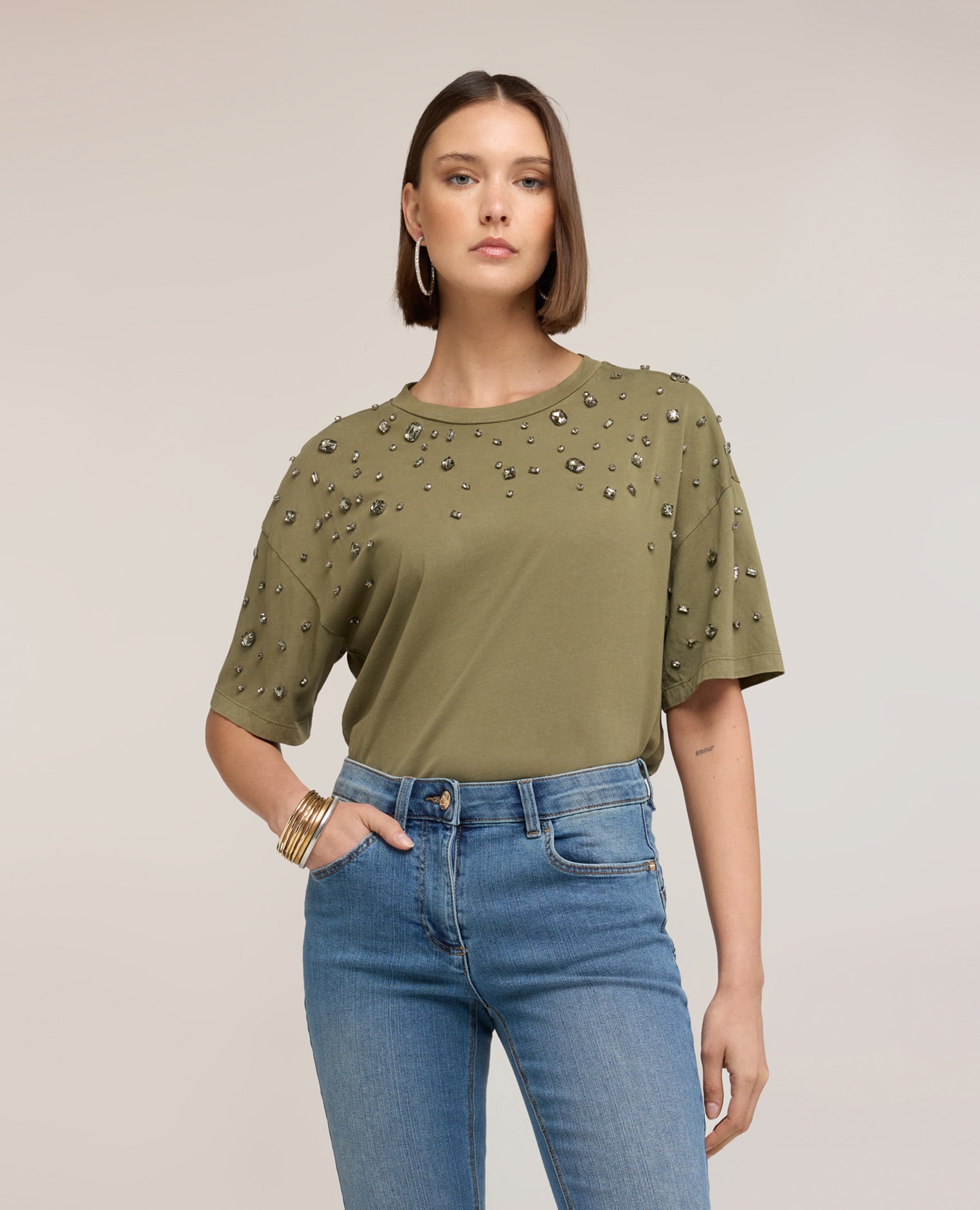 Motivi - Camiseta de mujer con aplicaciones joya de piedras ajuste boxy con escote redondo.