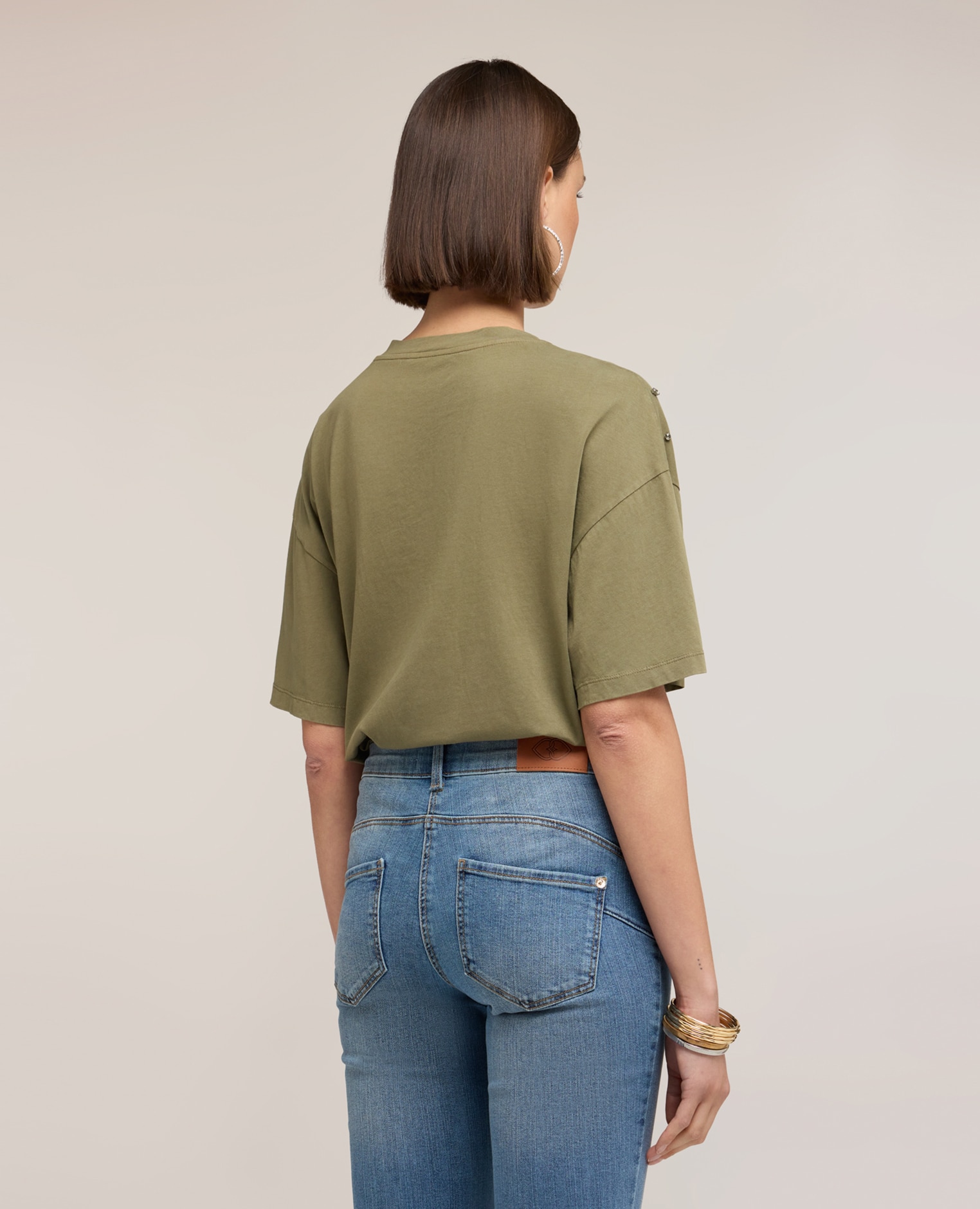 Camiseta de mujer con aplicaciones joya de piedras ajuste boxy con escote redondo - Motivi - Verde militar Verde militar-2