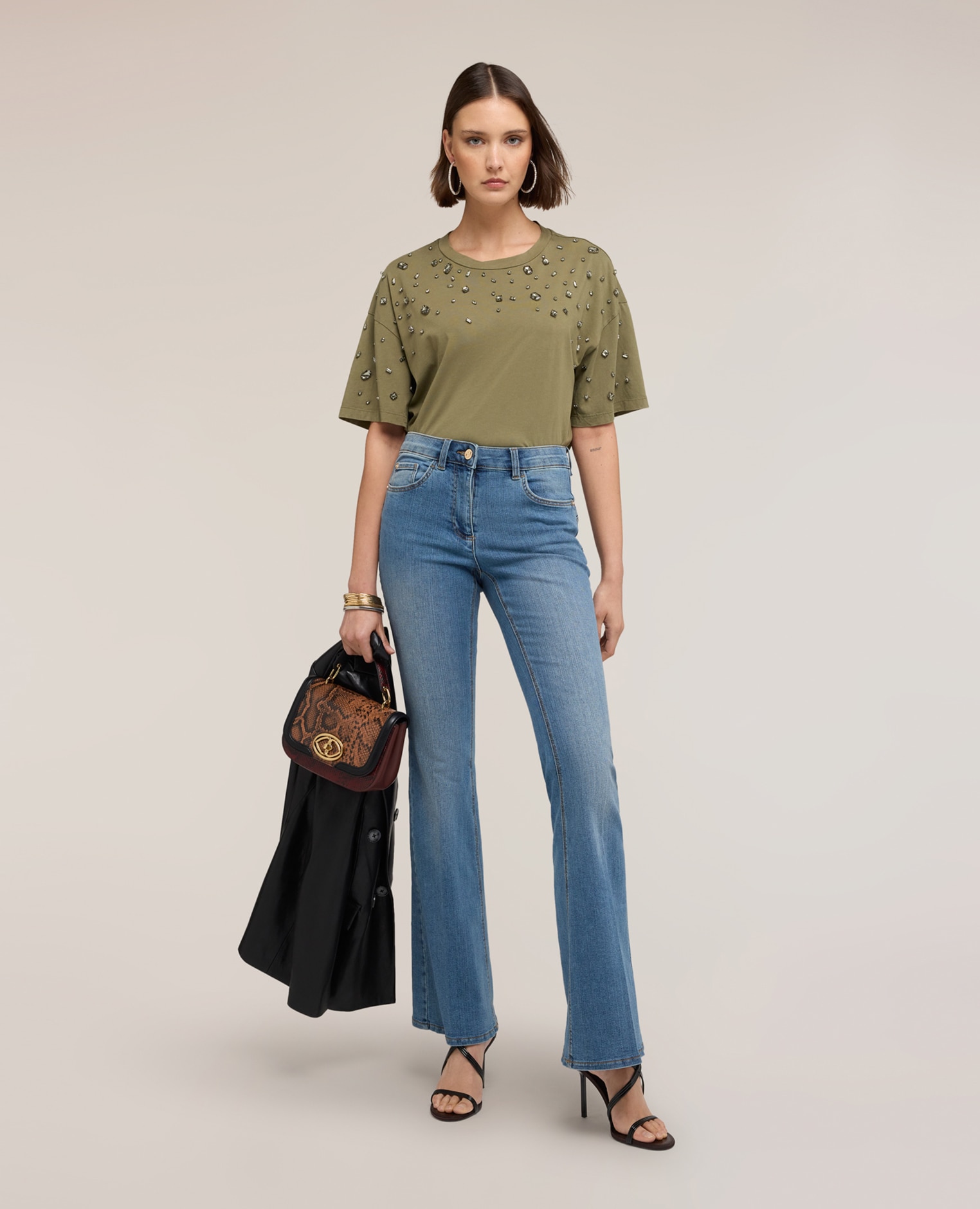Camiseta de mujer con aplicaciones joya de piedras ajuste boxy con escote redondo - Motivi - Verde militar Verde militar-3