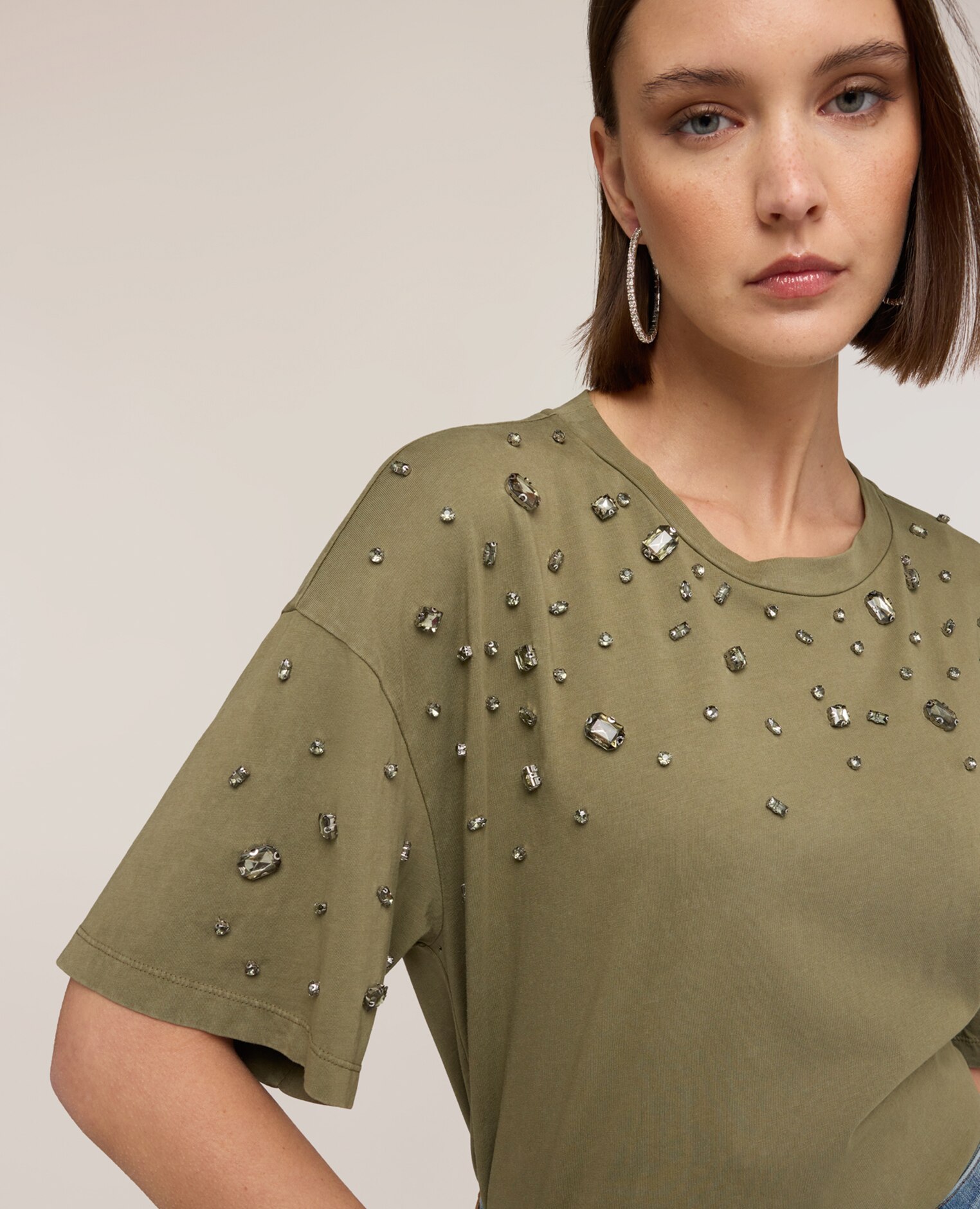 Camiseta de mujer con aplicaciones joya de piedras ajuste boxy con escote redondo - Motivi - Verde militar Verde militar-4
