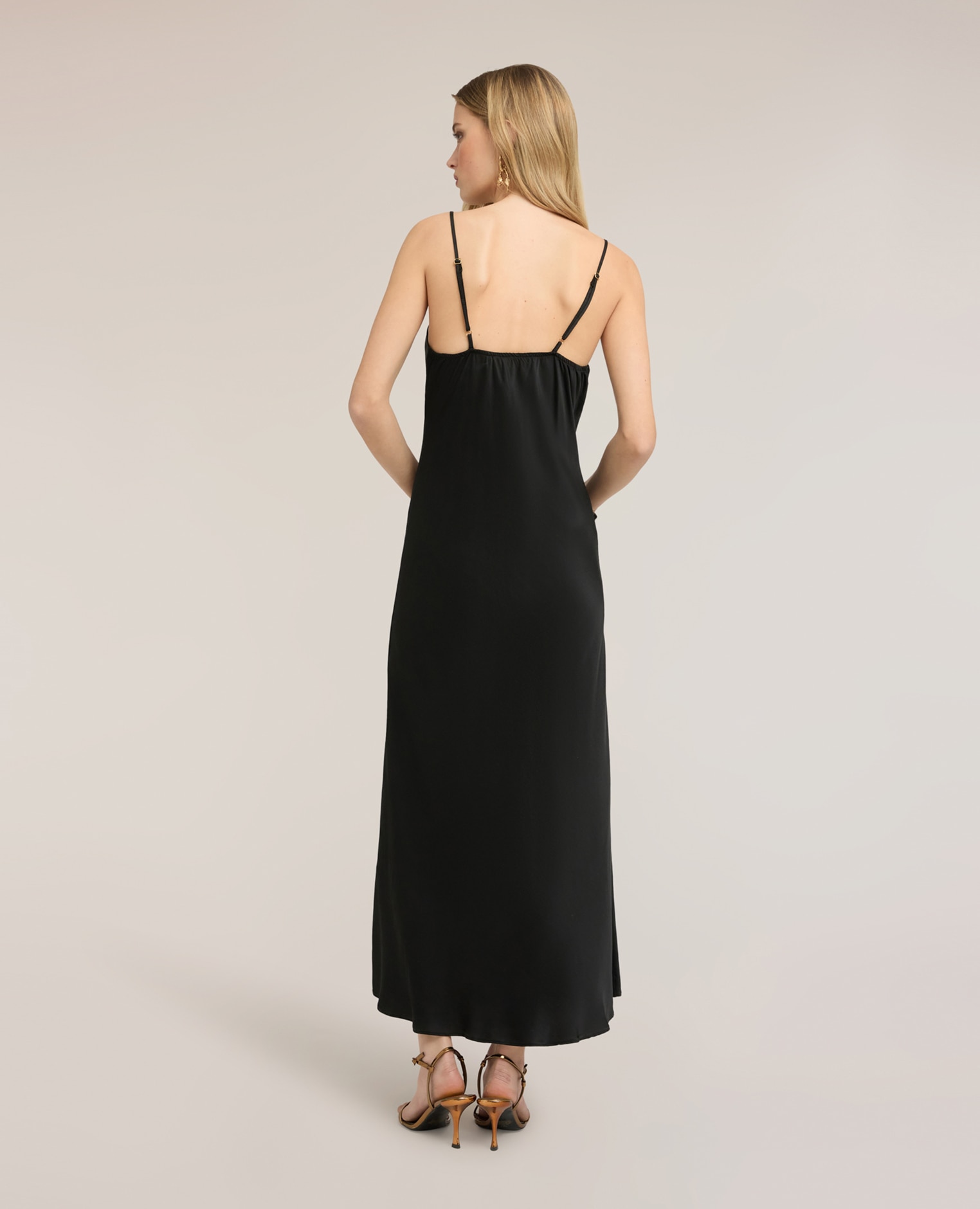 Vestido largo lencería en raso modelo de línea en a con escote en v - Motivi - Negro Negro-2