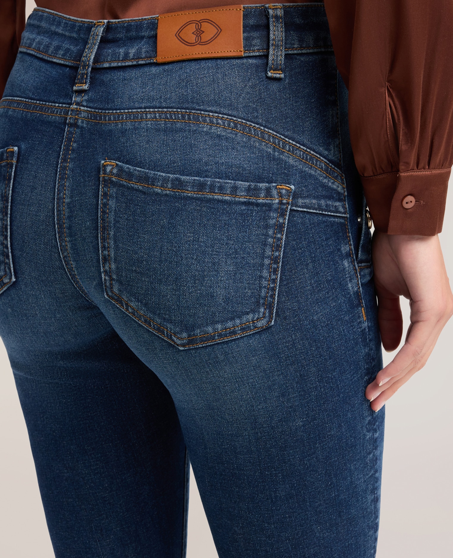 Jeans de mujer acampanados con botones metálicos ajuste acampanado con cierre de botones y cremallera - Motivi - Azul Azul-4