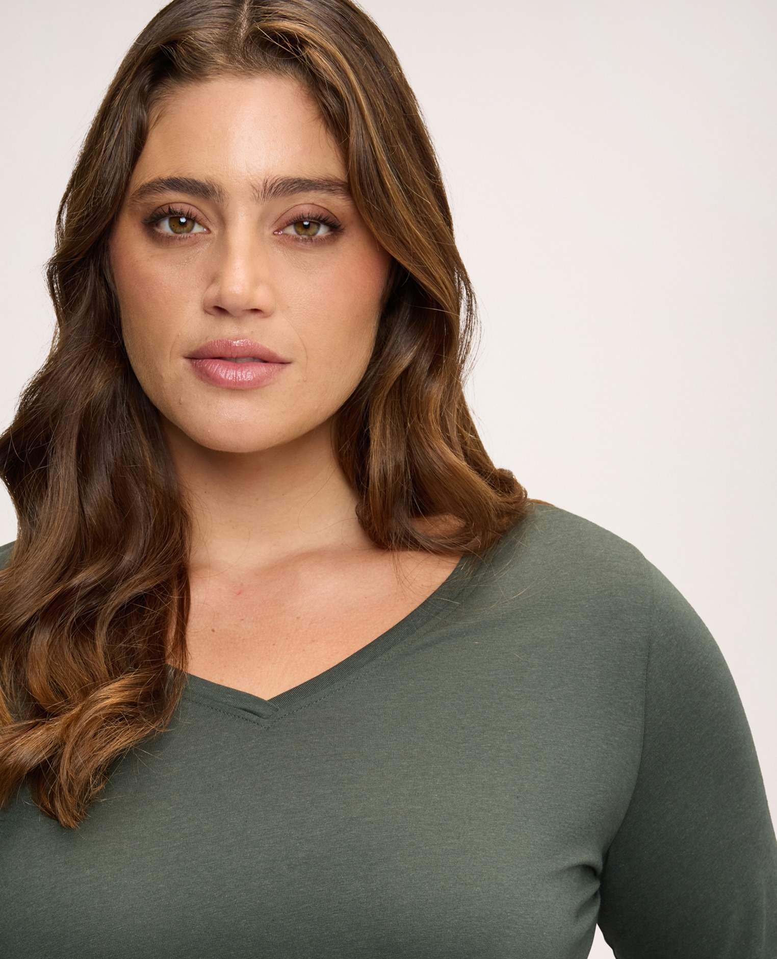 Camiseta de mujer de punto con botones en los puños para un ajuste súper cómodo - Fiorella Rubino - Verde militar Verde militar-4