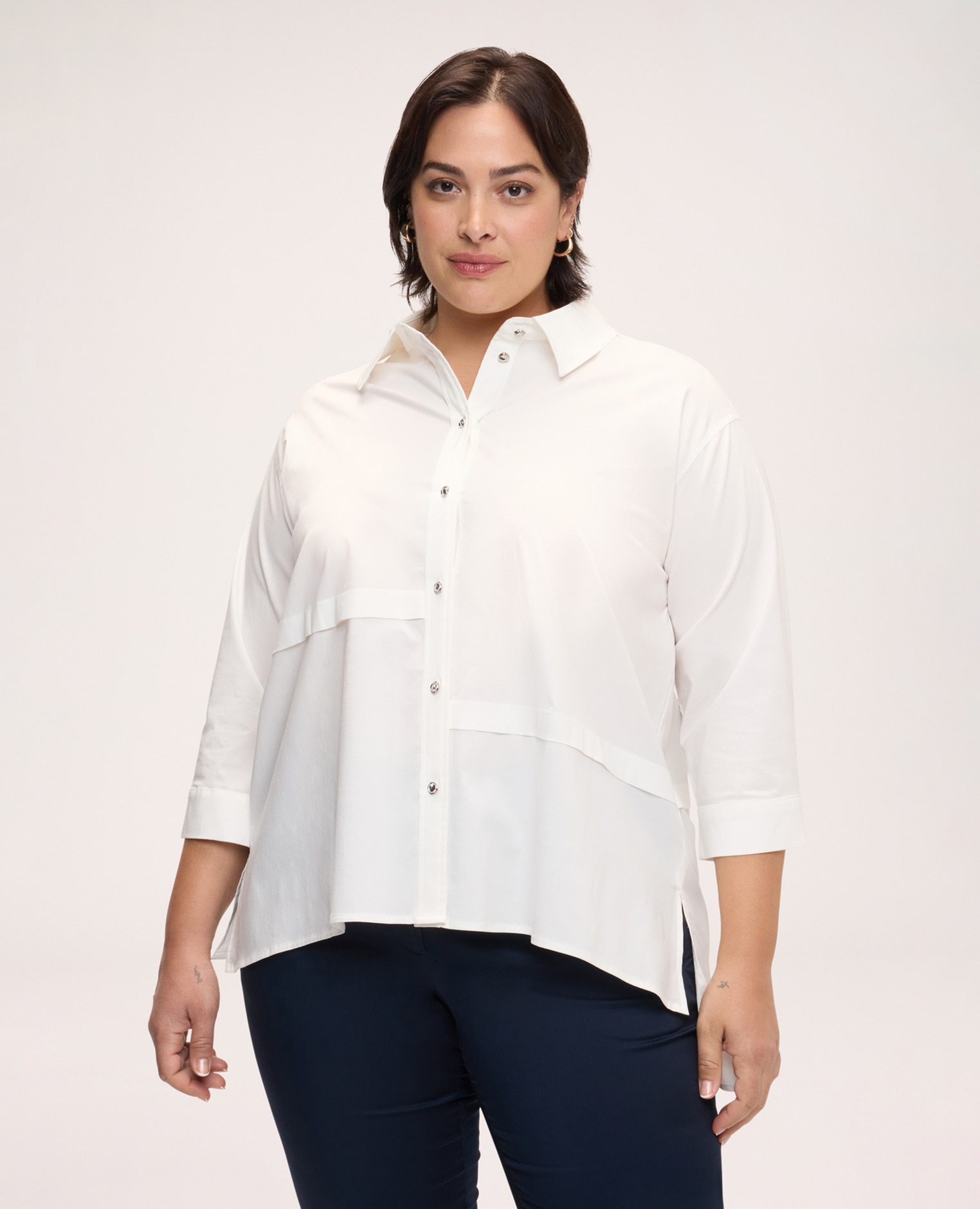 Camisa de mujer de mezcla de algodón con dobladillo asimétrico cierre frontal con botones metálicos plateados y aplicaciones decorativas en el cuello - Fiorella Rubino - Blanco Blanco-1