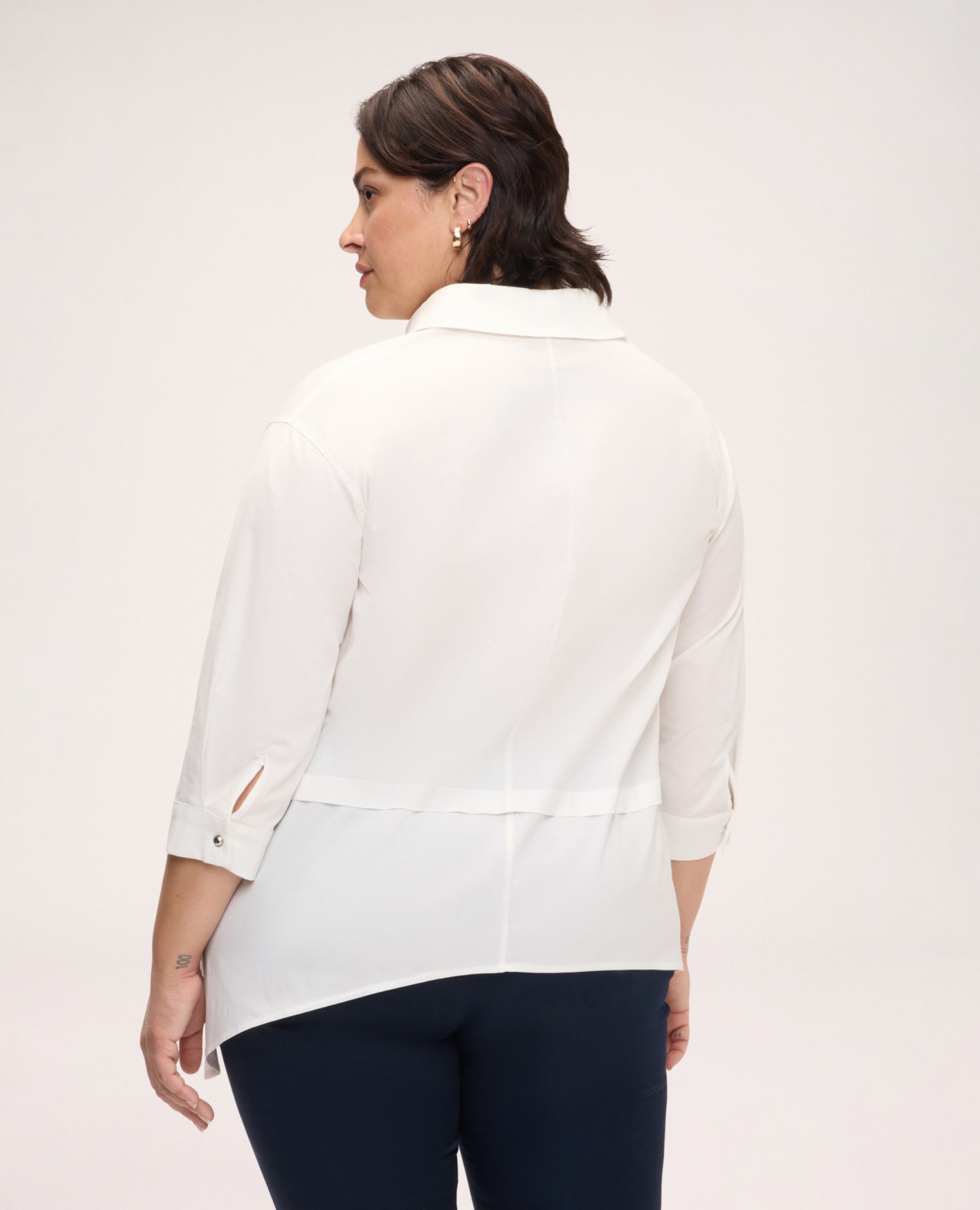 Camisa de mujer de mezcla de algodón con dobladillo asimétrico cierre frontal con botones metálicos plateados y aplicaciones decorativas en el cuello - Fiorella Rubino - Blanco Blanco-2