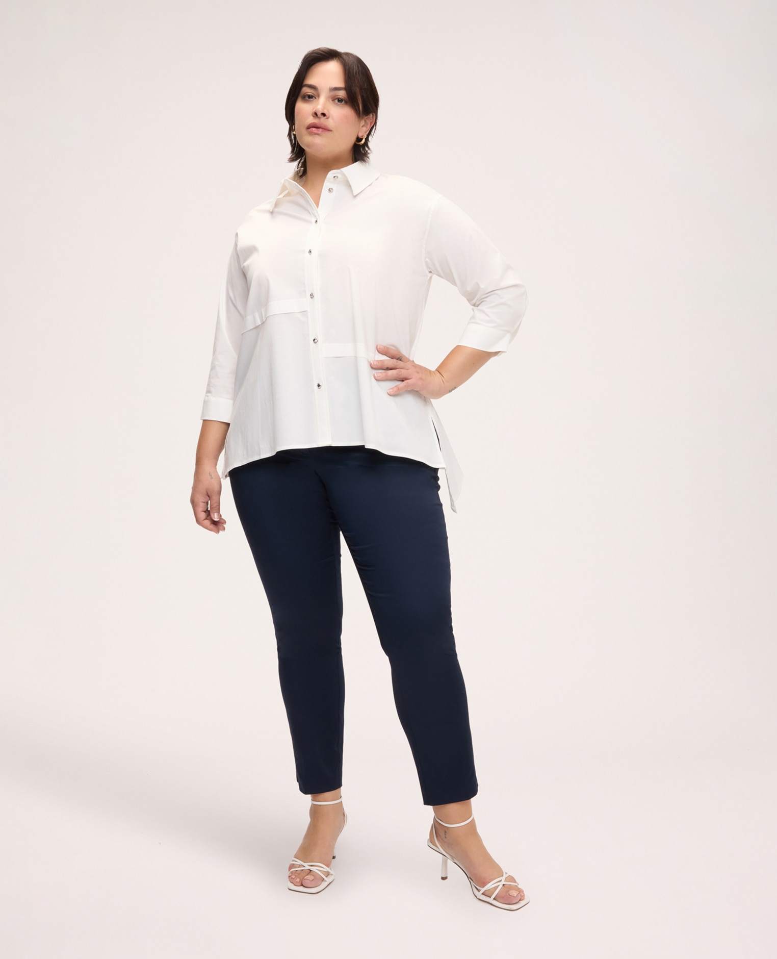 Camisa de mujer de mezcla de algodón con dobladillo asimétrico cierre frontal con botones metálicos plateados y aplicaciones decorativas en el cuello - Fiorella Rubino - Blanco Blanco-3