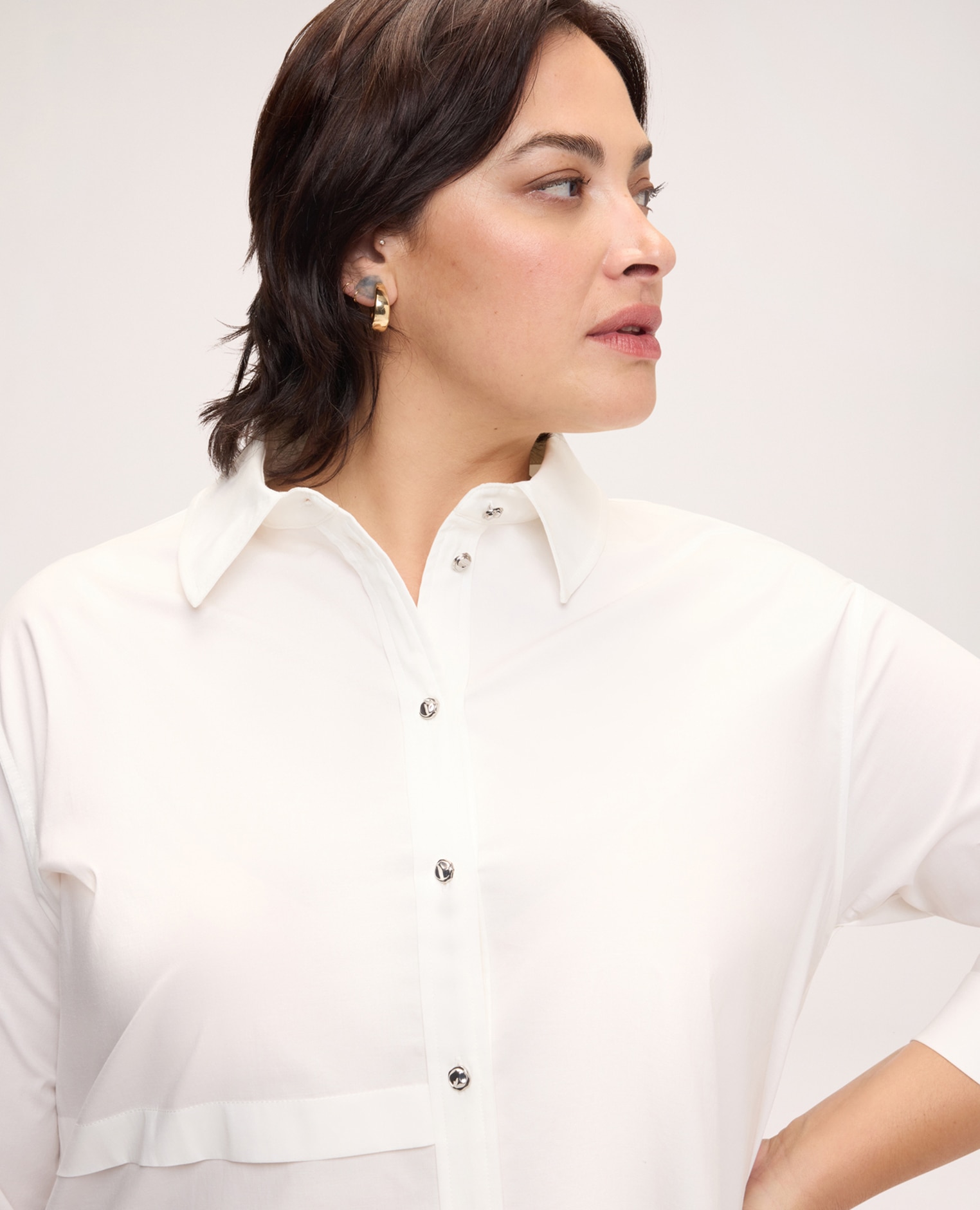 Camisa de mujer de mezcla de algodón con dobladillo asimétrico cierre frontal con botones metálicos plateados y aplicaciones decorativas en el cuello - Fiorella Rubino - Blanco Blanco-4