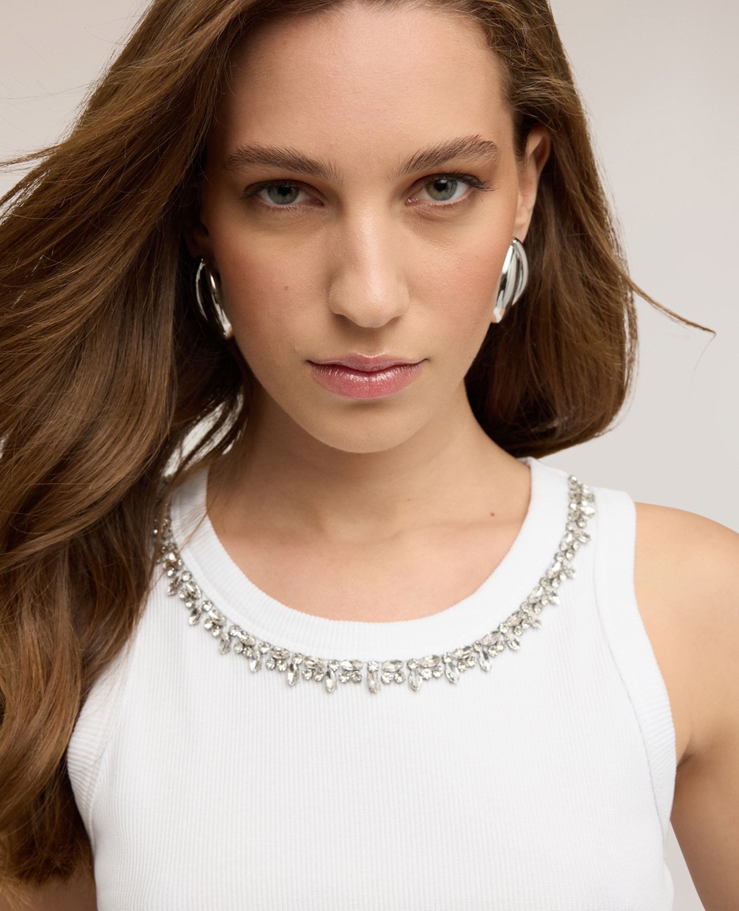 Top de mujer con strass en el escote ajuste slim de hombro ancho - Motivi - Burdeos Blanco-4