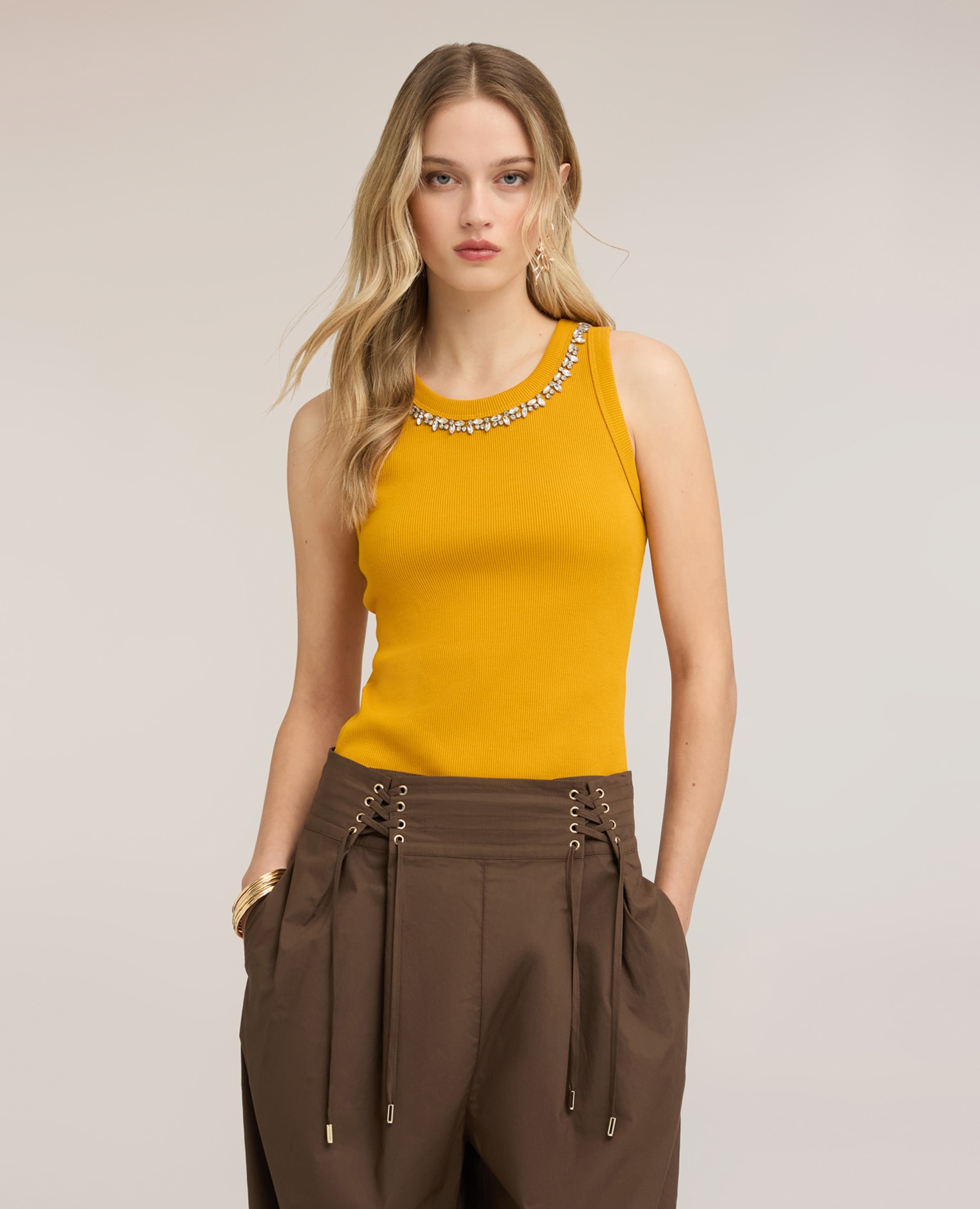 Top de mujer con strass en el escote ajuste slim de hombro ancho - Motivi - Amarillo Amarillo-1