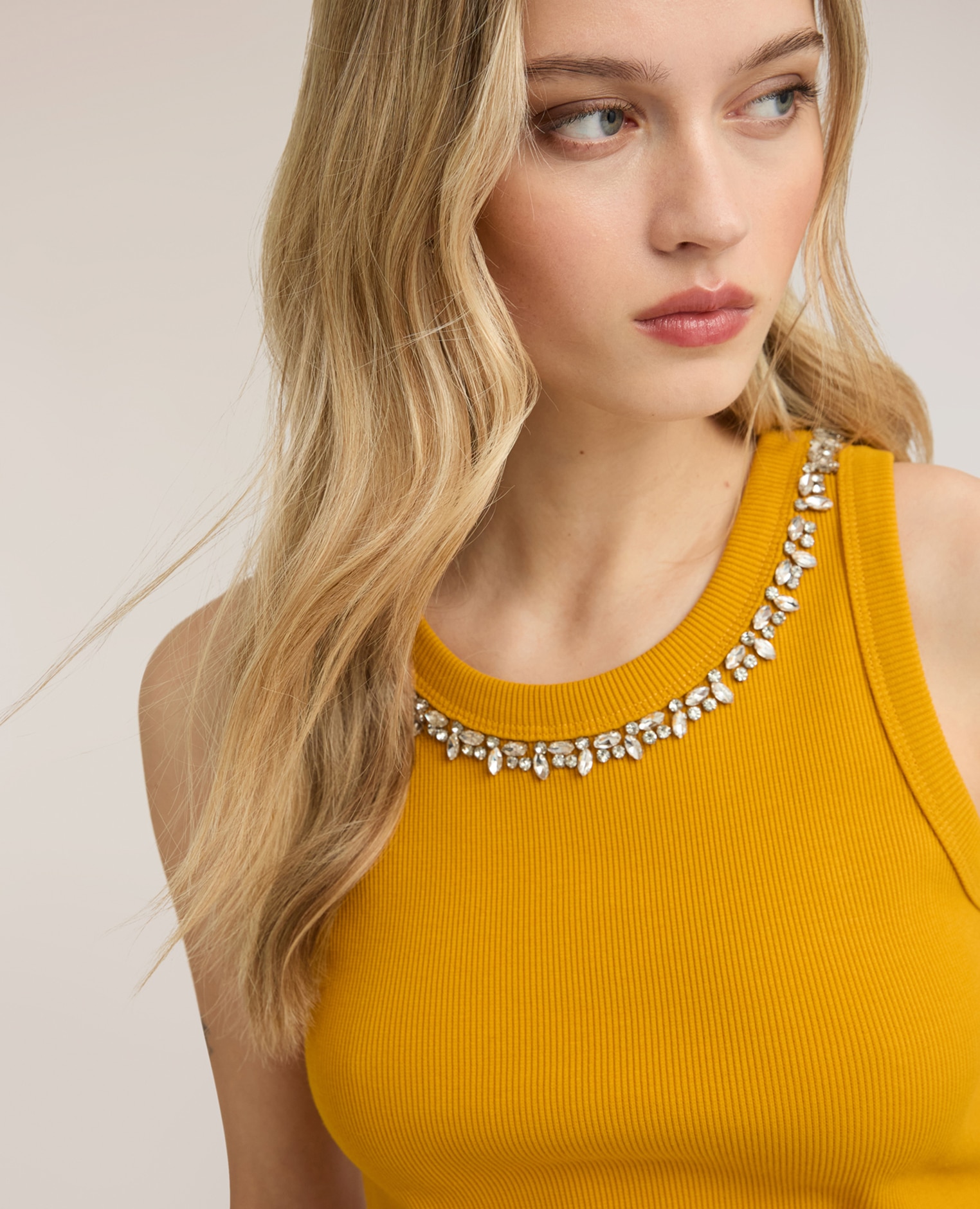 Top de mujer con strass en el escote ajuste slim de hombro ancho - Motivi - Amarillo Amarillo-4