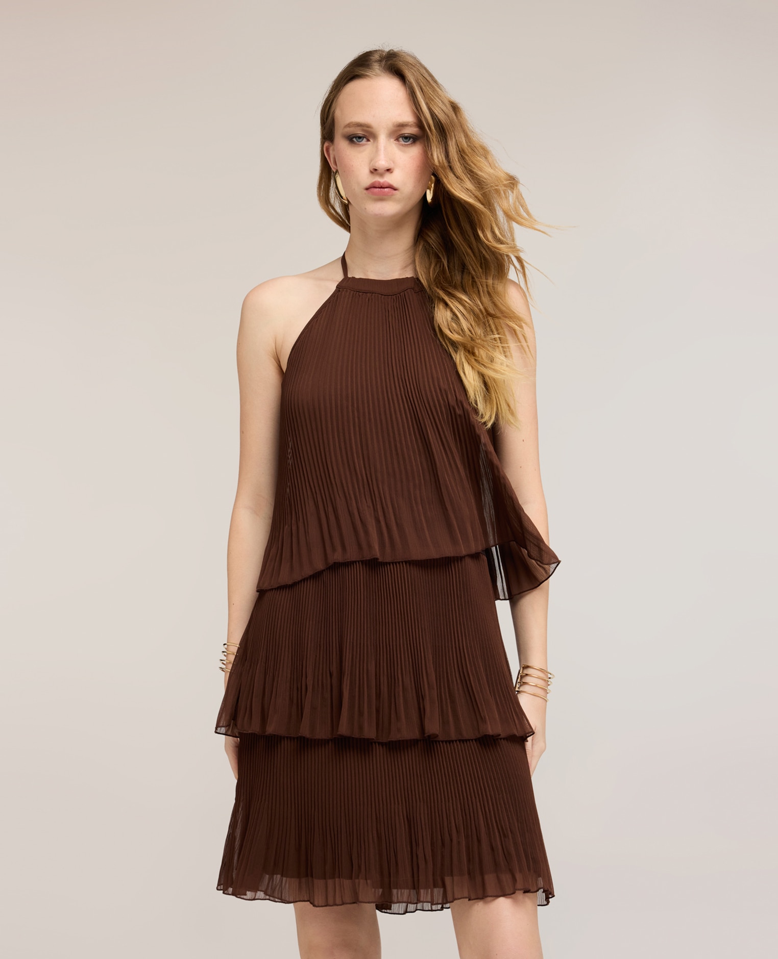 Motivi - Vestido corto plisado con volantes escote halter con cierre de lazos.