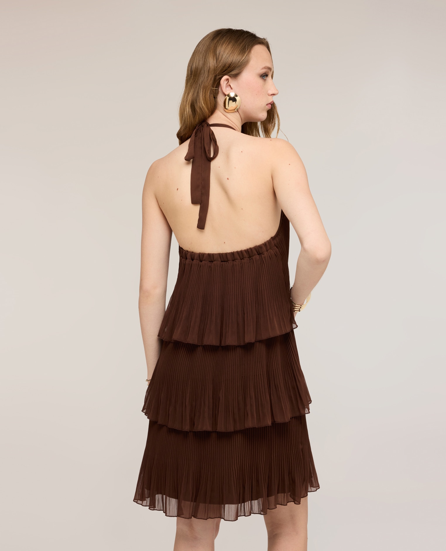 Vestido corto plisado con volantes escote halter con cierre de lazos - Motivi - Marrón Marrón-2