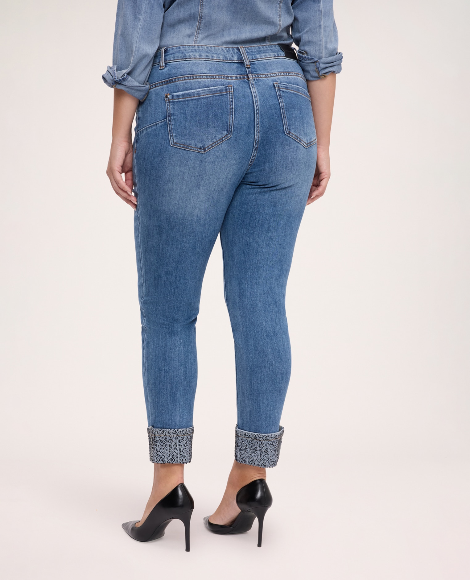 Jeans de mujer skinny con vuelta en strass solapa decorada con pequeños strasses - Fiorella Rubino - Azul Azul-2