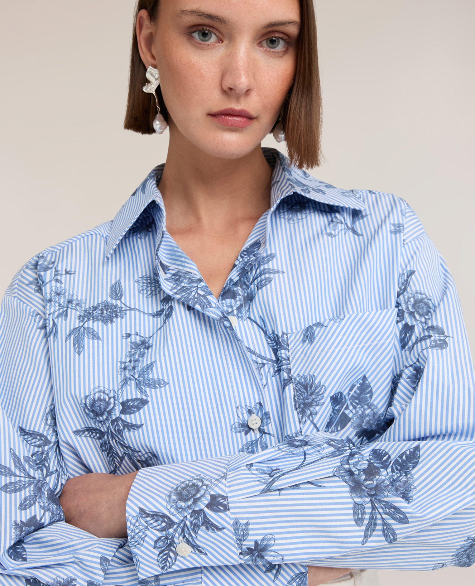 Camisa de mujer oversize a rayas con estampado floral ajuste oversize cierre frontal con botones - Motivi - Azul claro Azul claro-4
