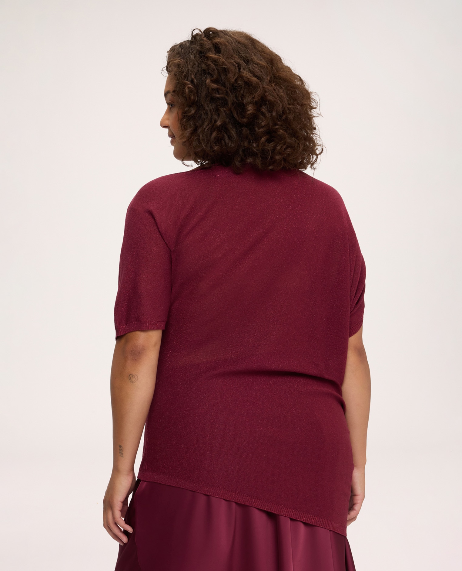 Jersey de mujer asimétrico efecto lurex en mezcla de viscosa dobladillo asimétrico con drapeado lateral mangas cortas tipo kimono y escote barco - Fiorella Rubino - Burdeos Burdeos-2