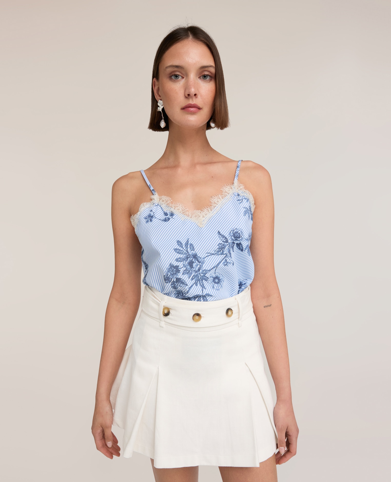 Top de mujer de rayas con encaje y estampado floral escote en v con ribete de encaje - Motivi - Azul claro Azul claro-1