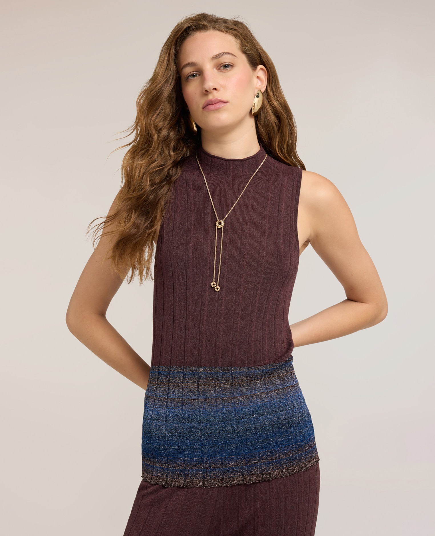 Jersey de mujer de cuello alto con dobladillo lurex ajuste entallado sin mangas - Motivi - Marrón Marrón-1