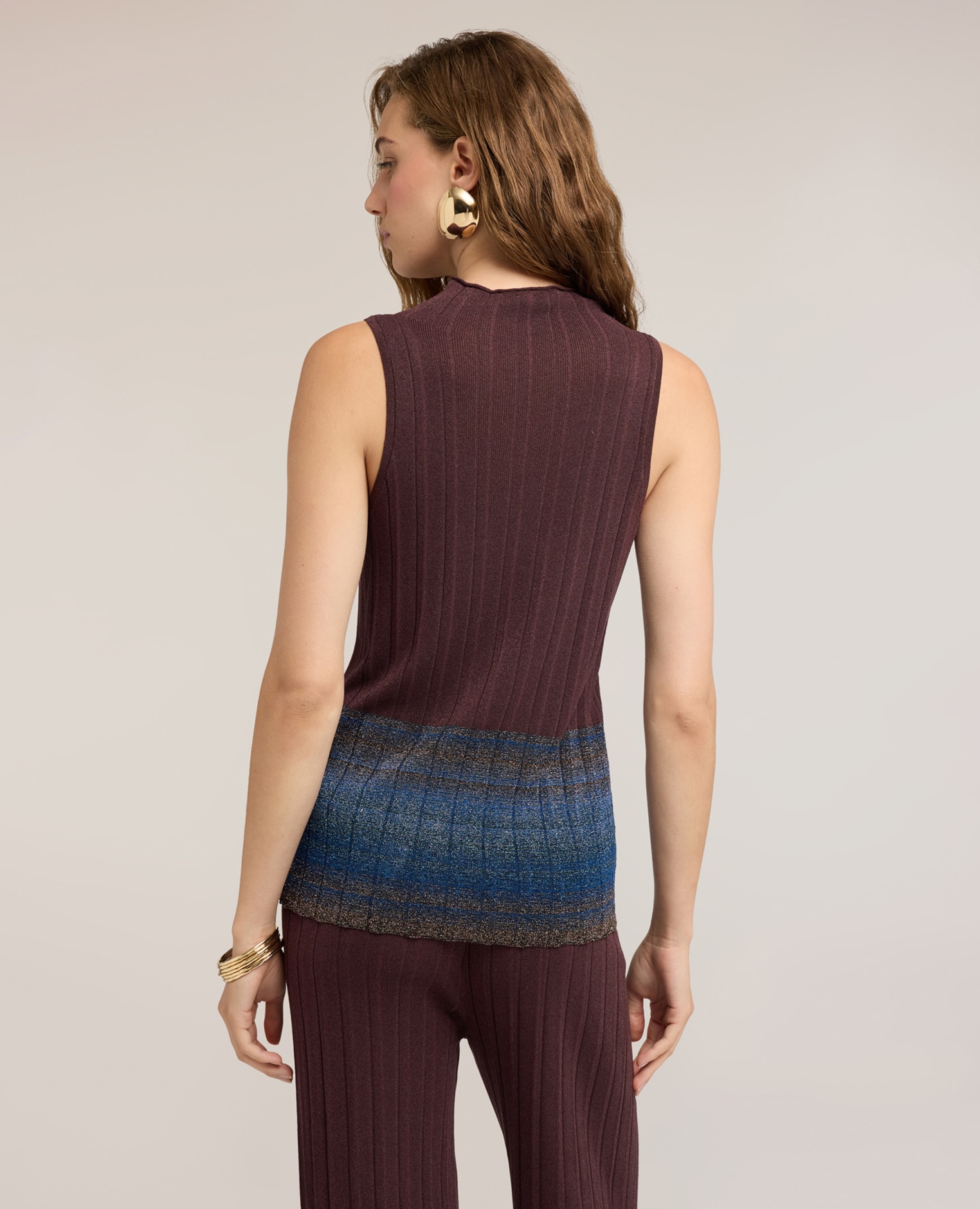Jersey de mujer de cuello alto con dobladillo lurex ajuste entallado sin mangas - Motivi - Marrón Marrón-2
