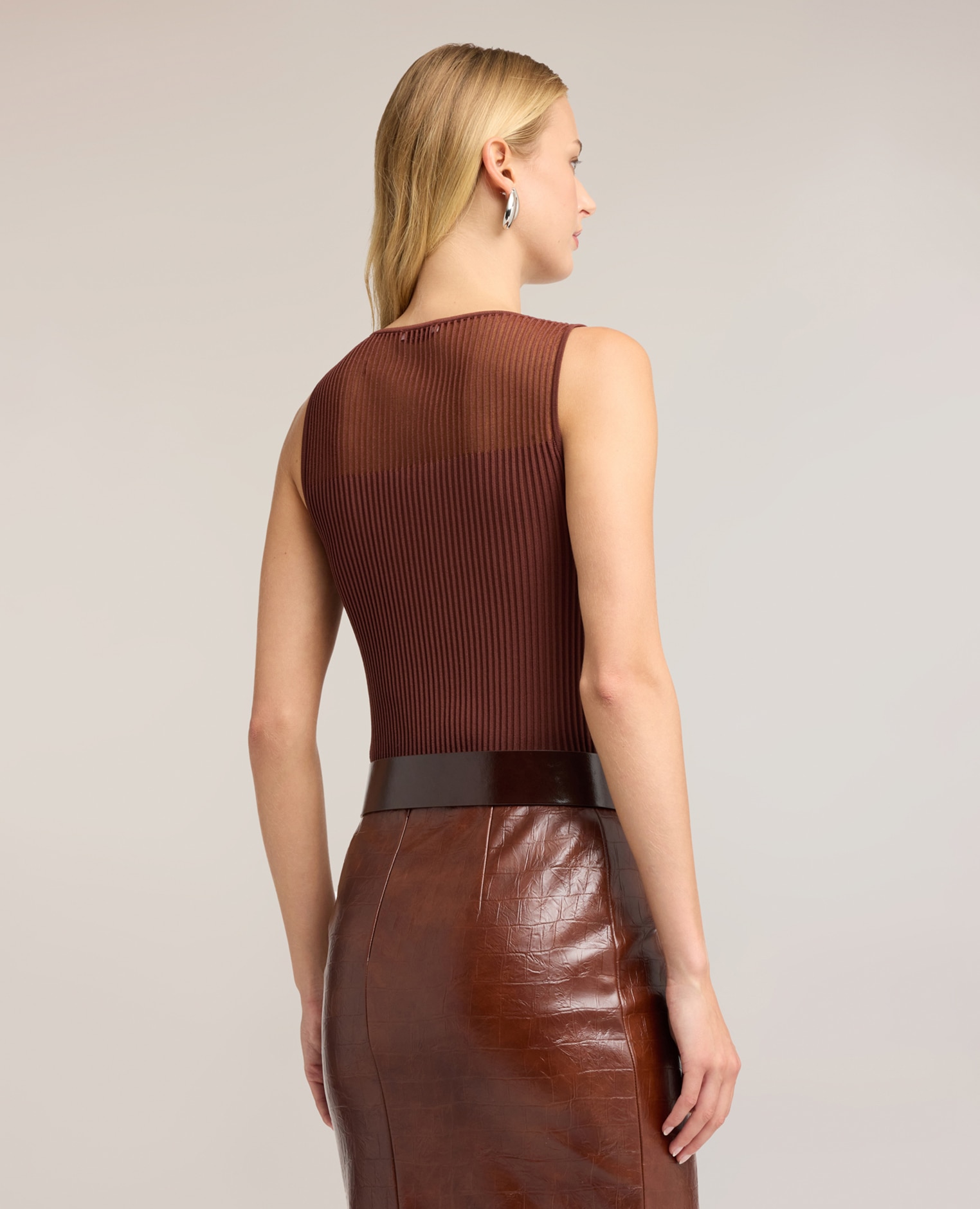 Jersey de mujer fino de canalé con escote transparente modelo corto y ajustado sin cierre - Motivi - Marrón Marrón-2