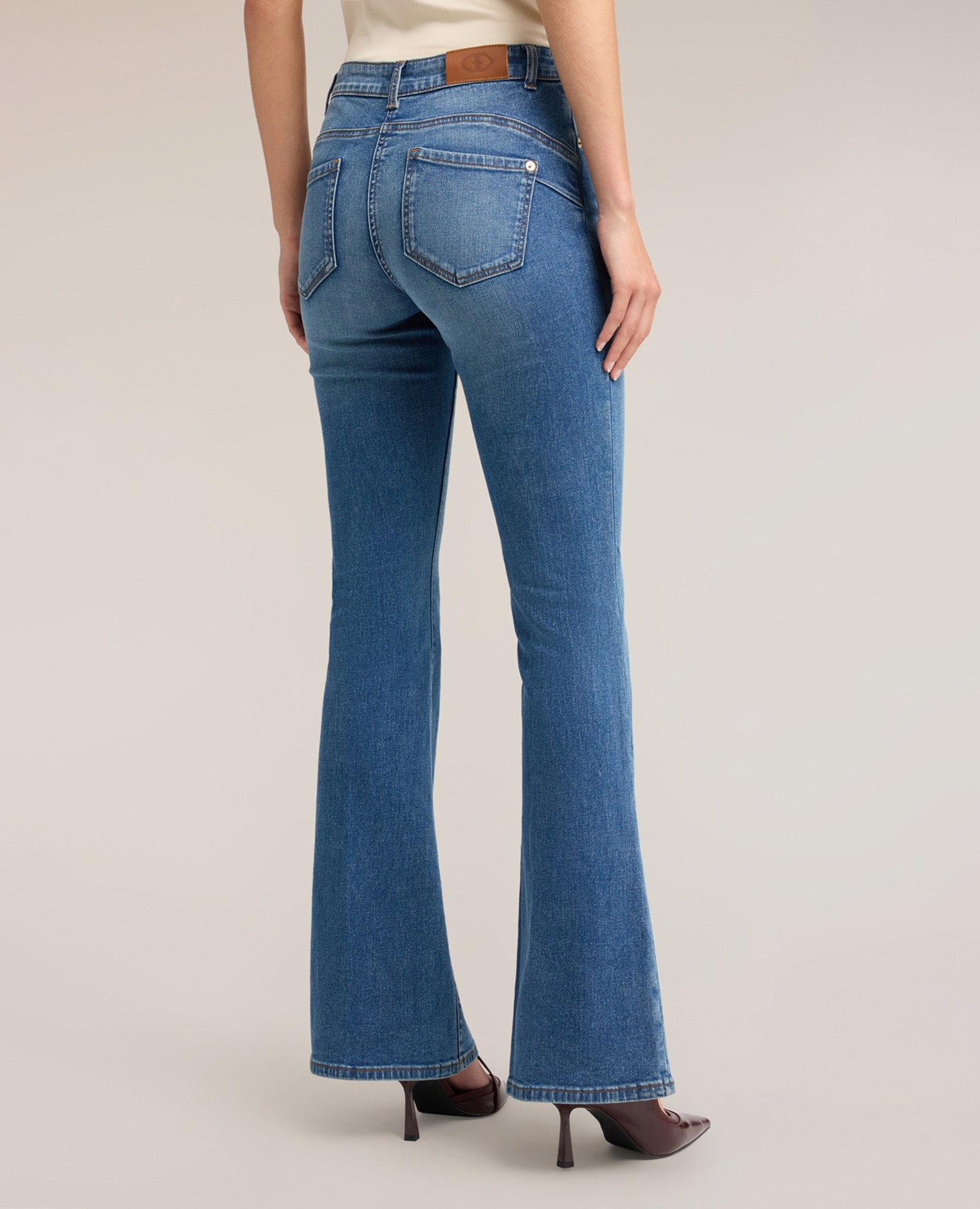 Jeans de mujer flare elle talle alto ajuste acampanado con cierre frontal de botón y cremallera - Motivi - Azul Azul-2