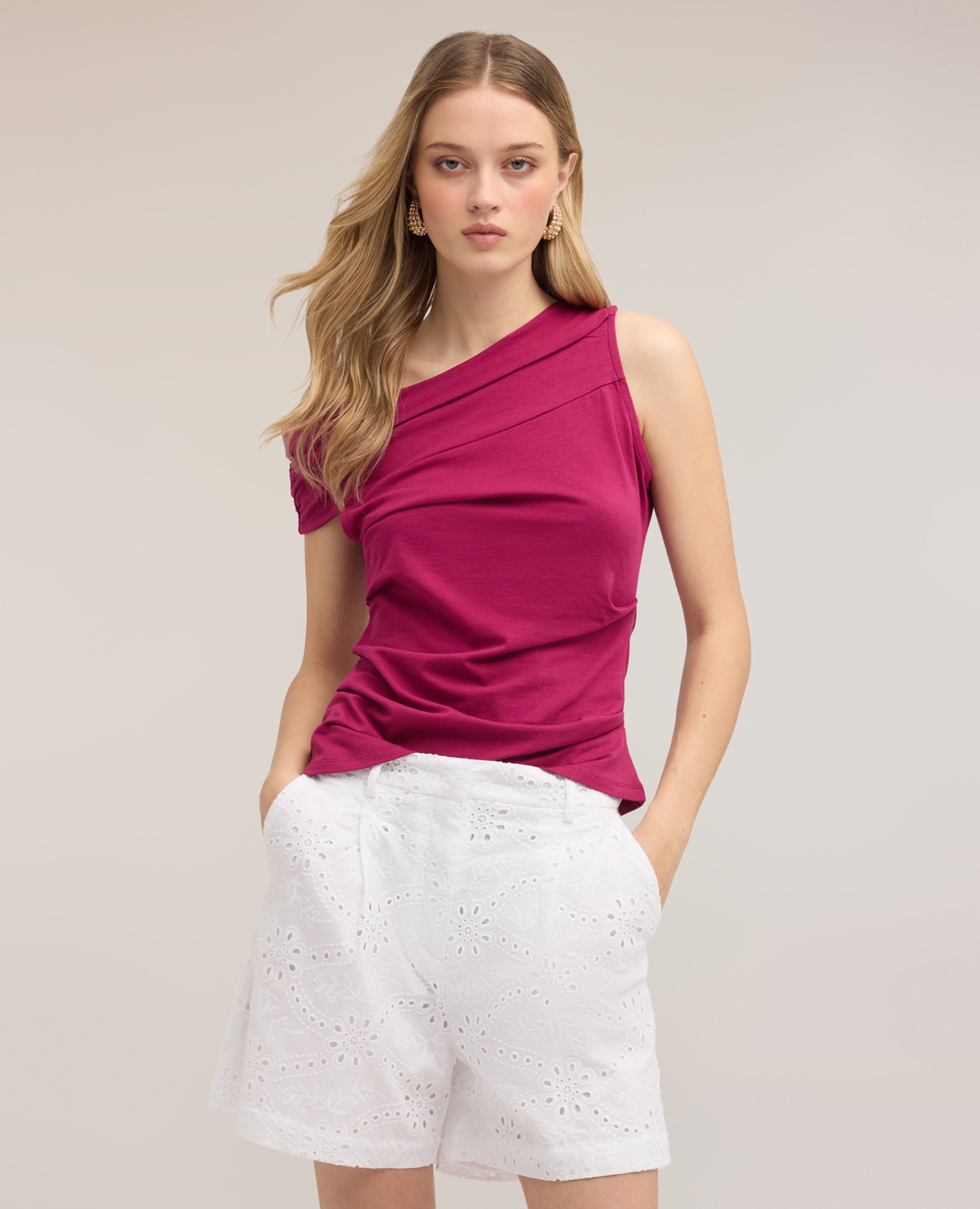 Top de mujer de punto con escote barco asimétrico ajuste entallado sin cierre - Motivi - Fucsia Fucsia-1