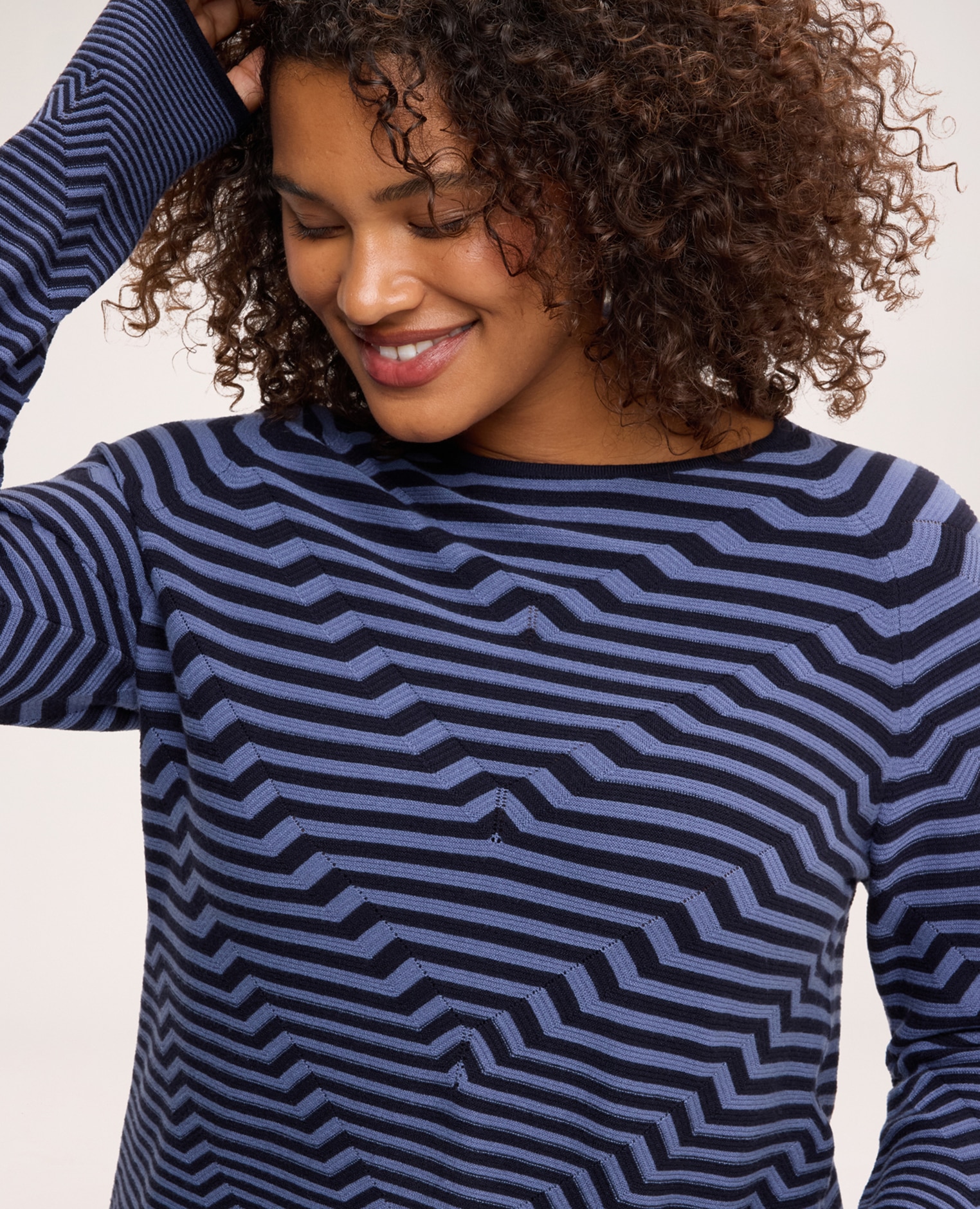 Jersey de mujer de rayas con cuello barco motivo de rayas con efecto gráfico en zig-zag obtenido del tejido - Fiorella Rubino - Azul Azul-4