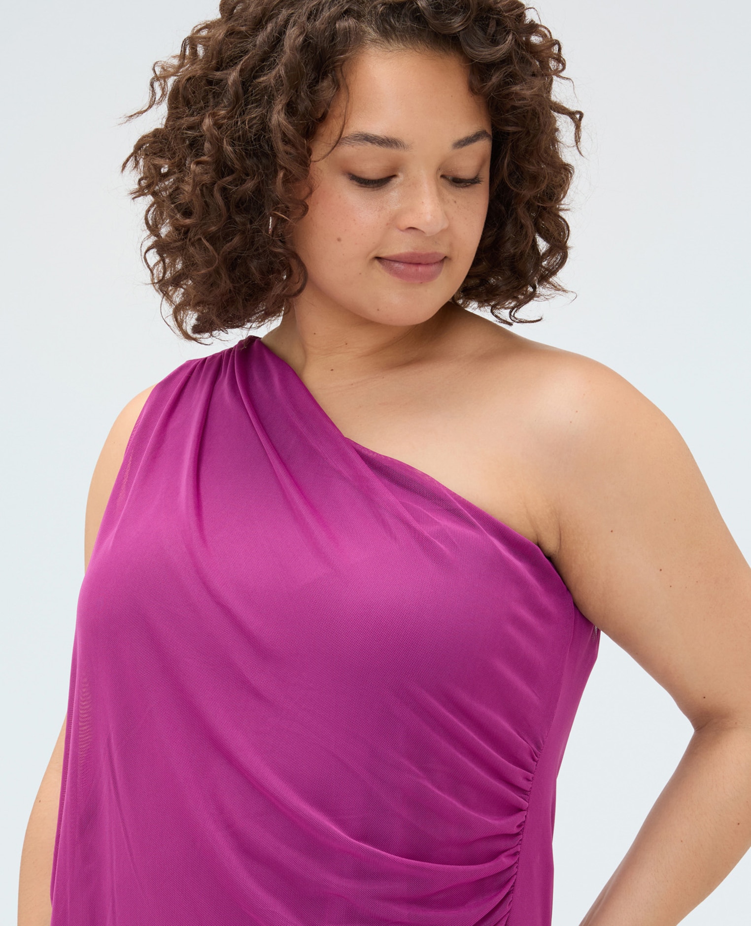 Top de mujer asimétrico de tul con drapeado perfecto para tus veladas especiales o para añadir un toque sofisticado a tus looks diarios - Fiorella Rubino - Fucsia Fucsia-4