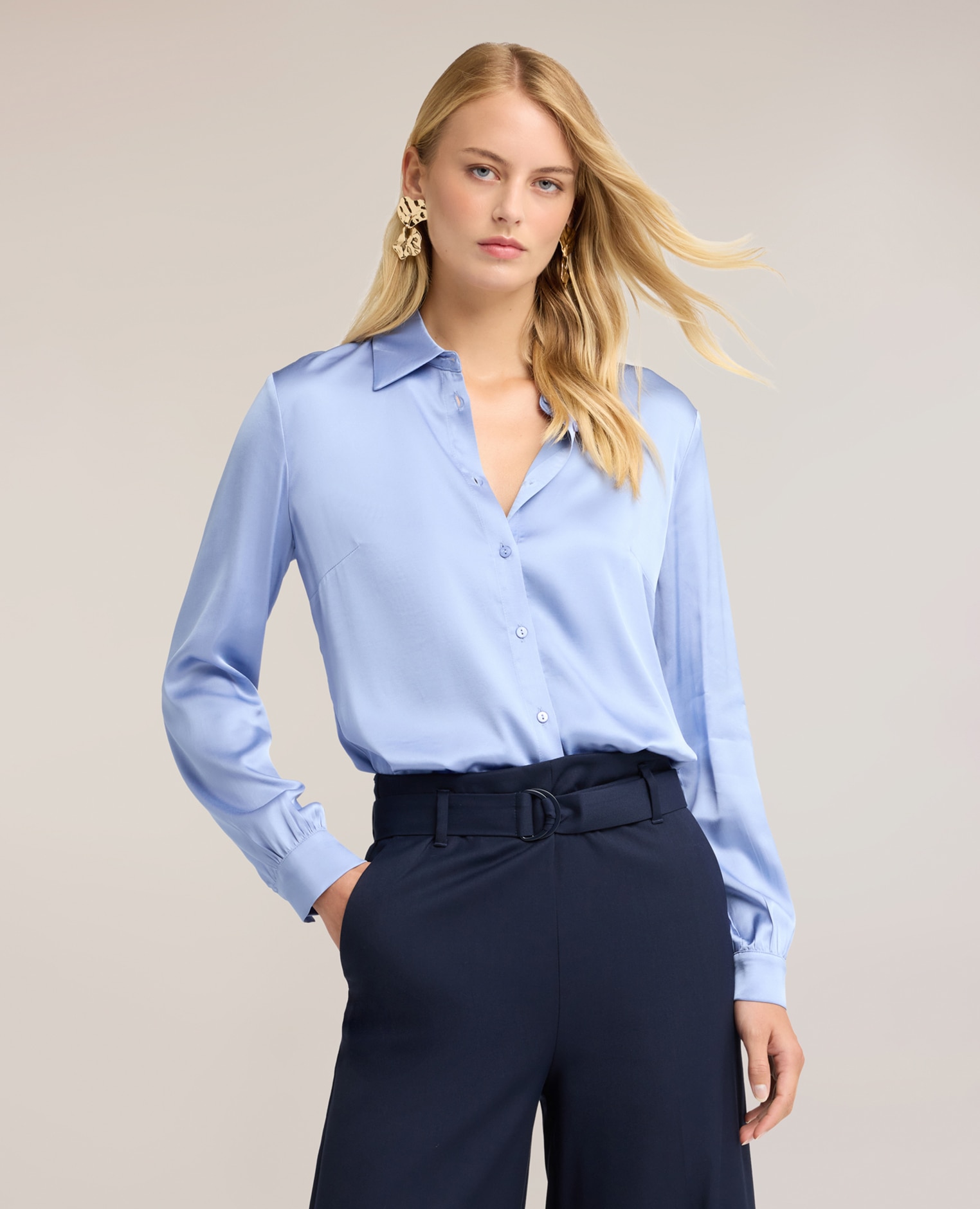 Camisa de mujer de satén ajuste regular abertura frontal con botones a la vista - Motivi - Azul claro Azul claro-1