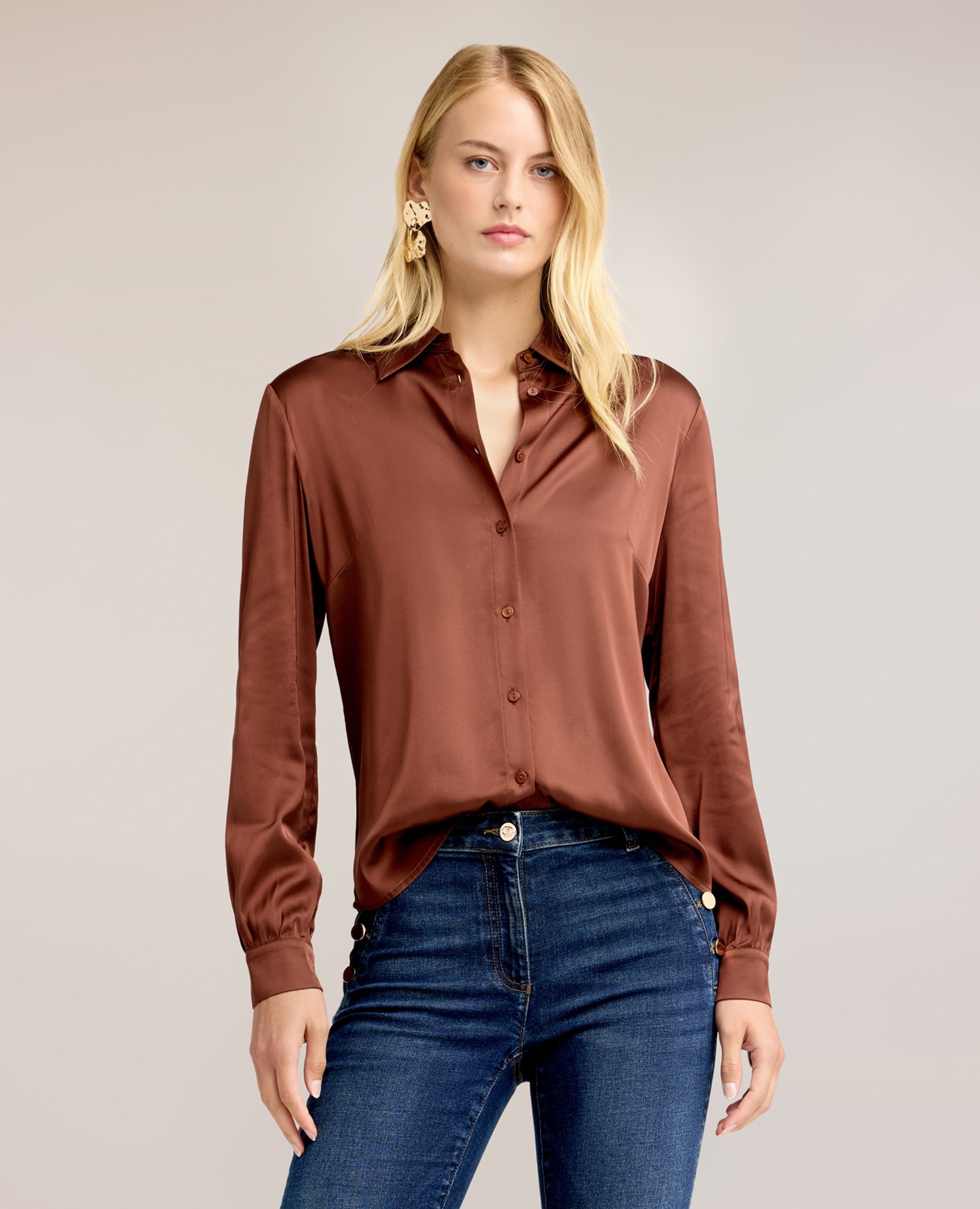 Camisa de mujer de satén ajuste regular abertura frontal con botones a la vista - Motivi - Marrón Marrón-1