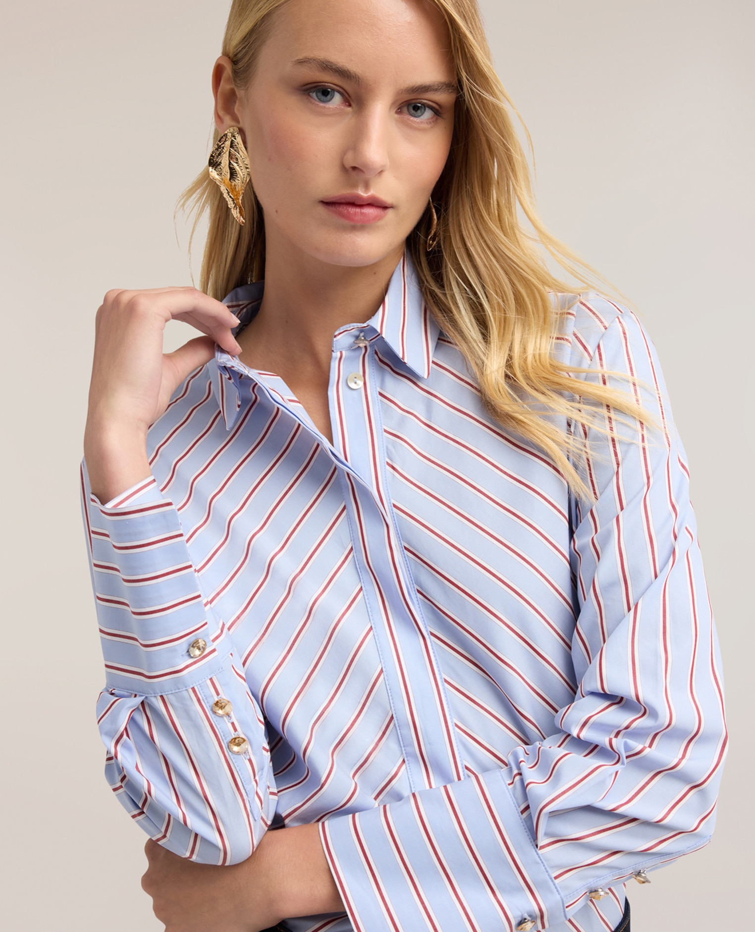 Camisa de mujer boxy en popelín de rayas diagonales abertura frontal con cierre inglés y cuello clásico - Motivi - Azul claro Azul claro-4