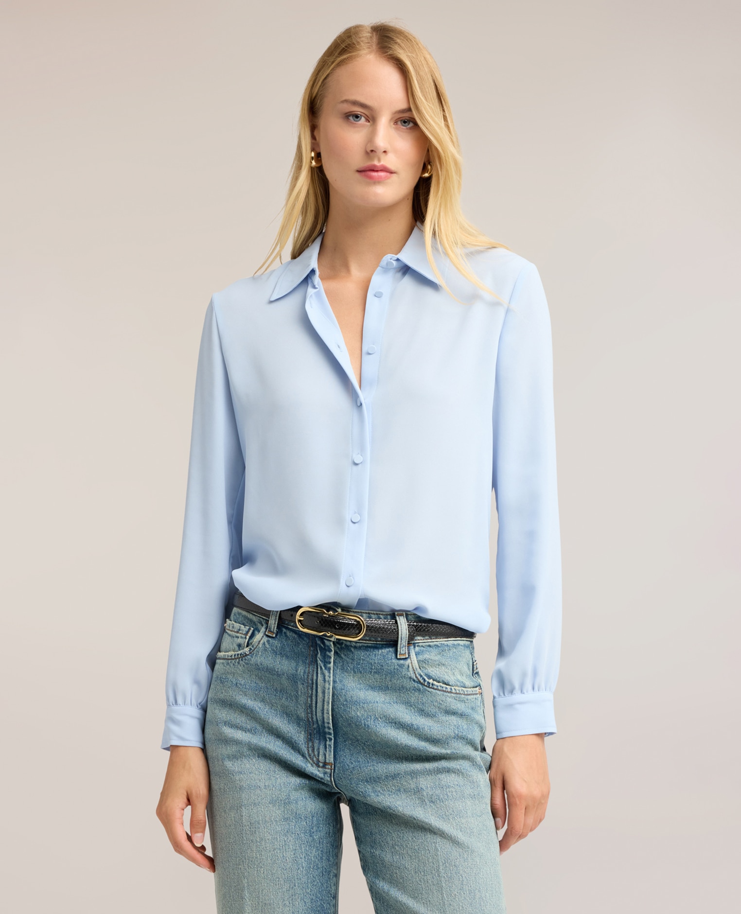 Imagen 0 de Camisa de mujer en crepé de china con cuello clásico ajuste regular cierre frontal con botones forrados al tono Azul claro
