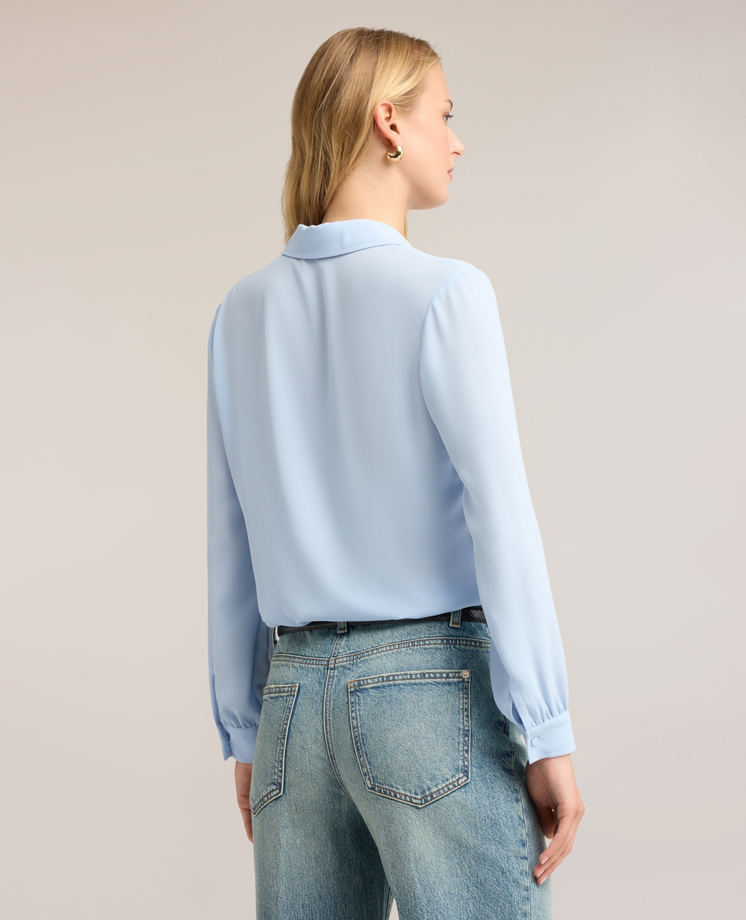 Camisa de mujer en crepé de china con cuello clásico ajuste regular cierre frontal con botones forrados al tono - Motivi - Azul claro Azul claro-2