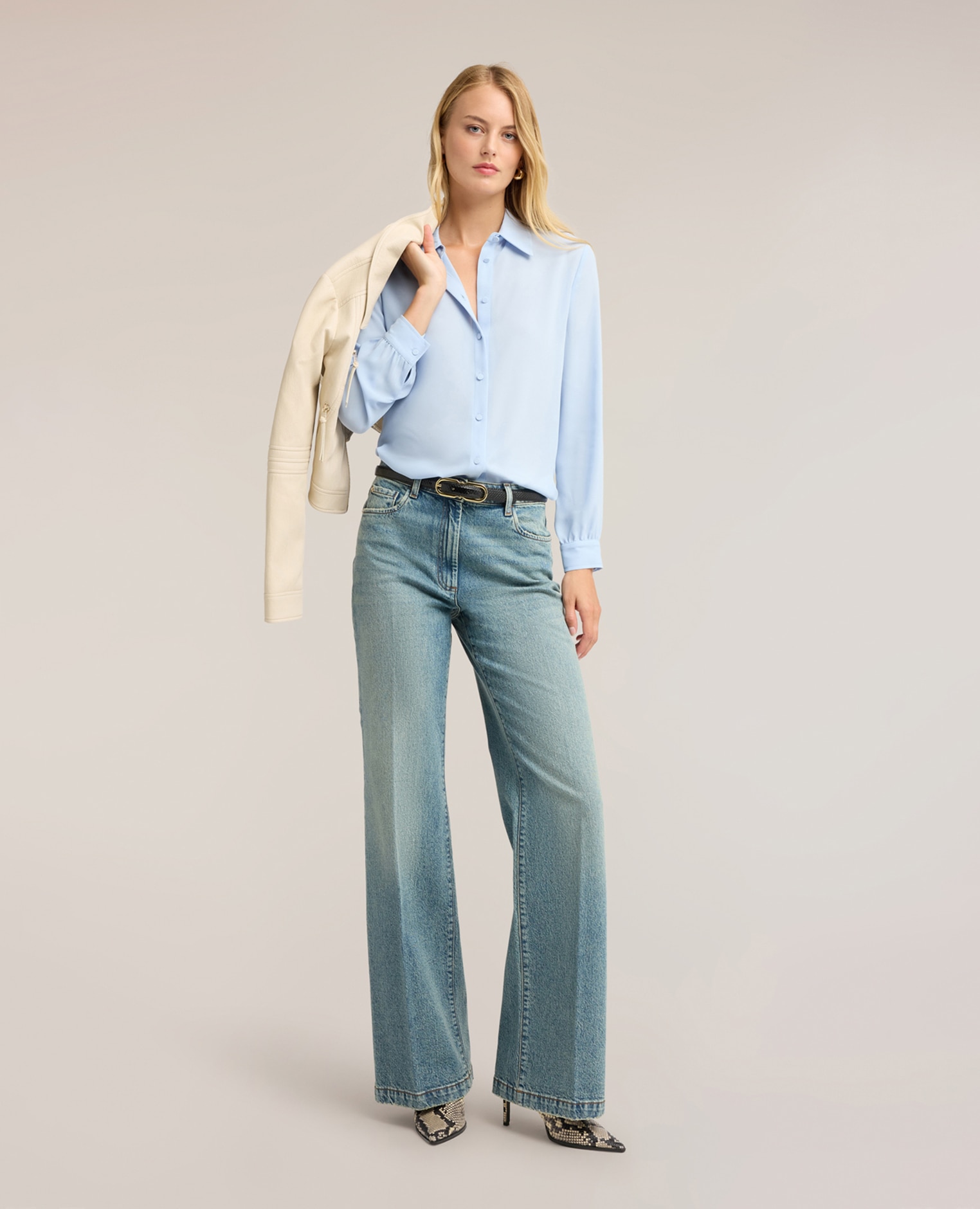 Camisa de mujer en crepé de china con cuello clásico ajuste regular cierre frontal con botones forrados al tono - Motivi - Azul claro Azul claro-3