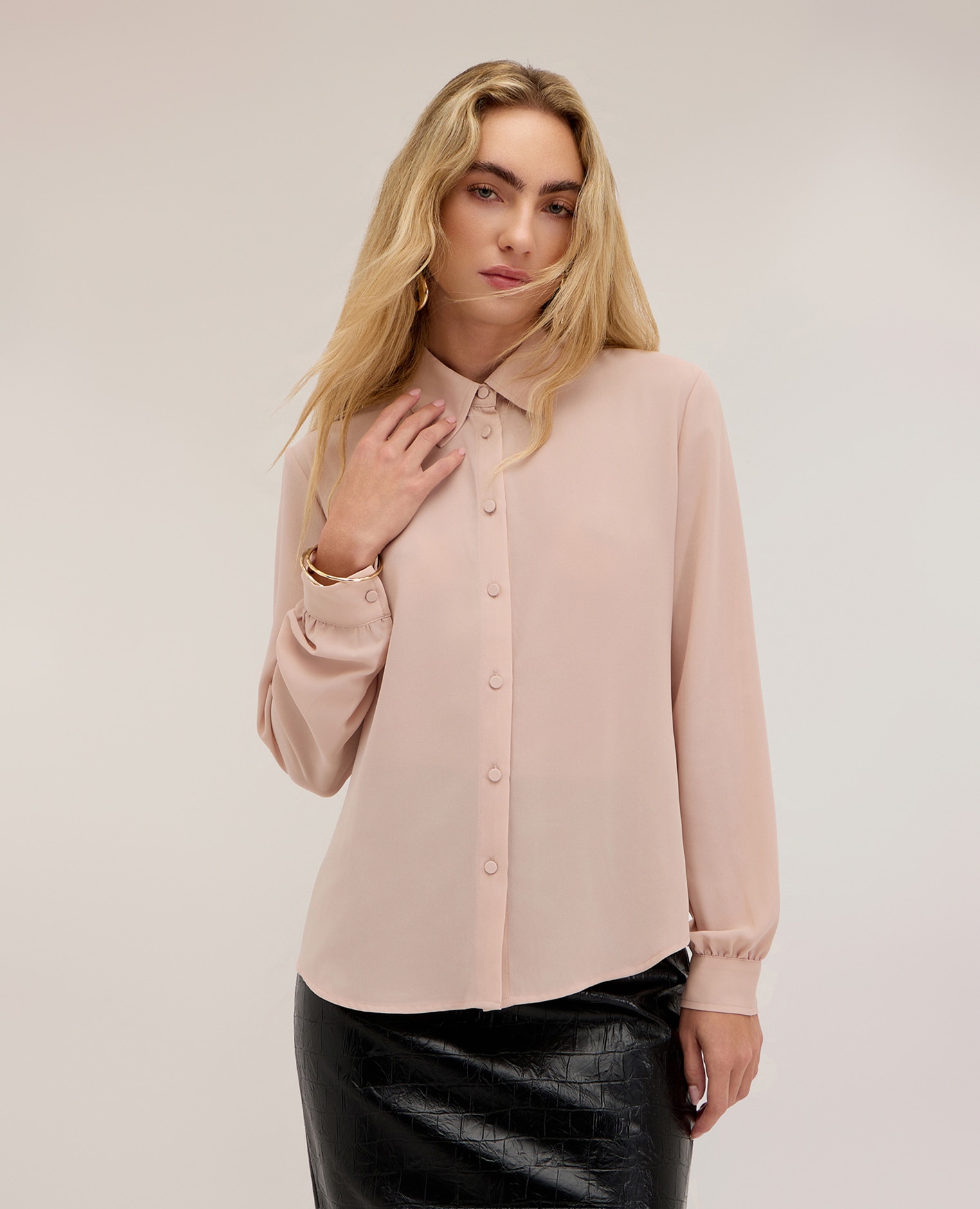 Camisa de mujer en crepé de china con cuello clásico ajuste regular cierre frontal con botones forrados al tono - Motivi - Rosa Rosa-1