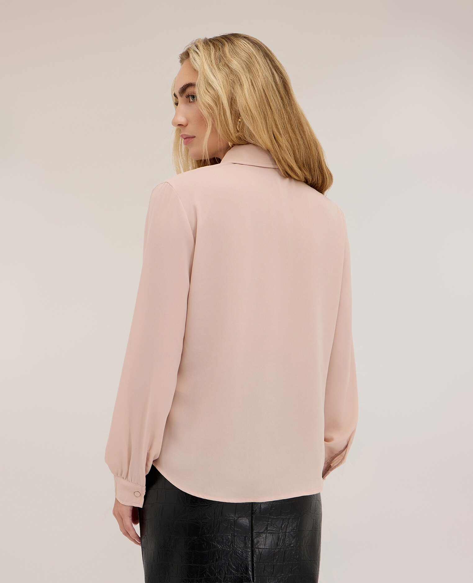 Camisa de mujer en crepé de china con cuello clásico ajuste regular cierre frontal con botones forrados al tono - Motivi - Rosa Rosa-2