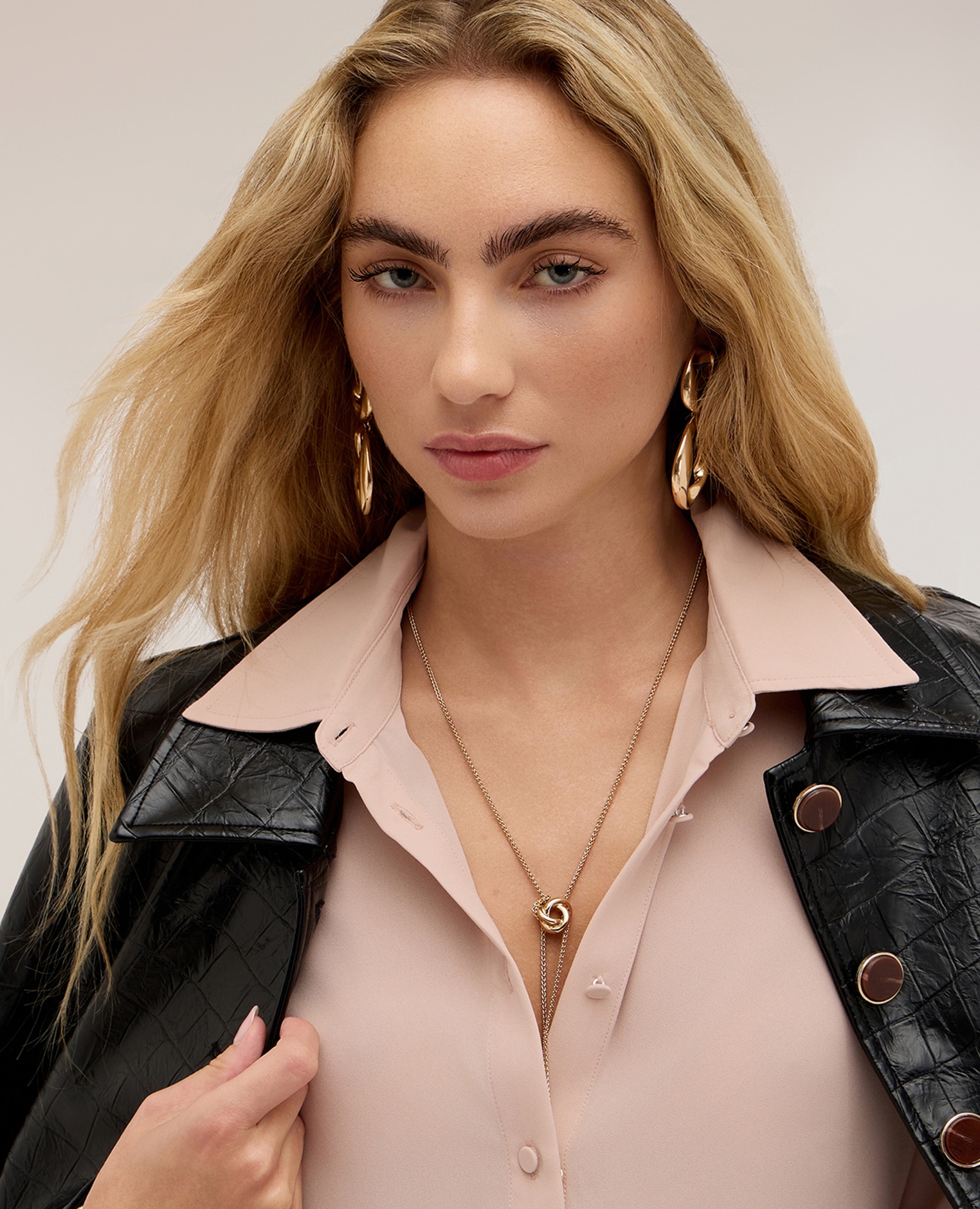 Camisa de mujer en crepé de china con cuello clásico ajuste regular cierre frontal con botones forrados al tono - Motivi - Rosa Rosa-4
