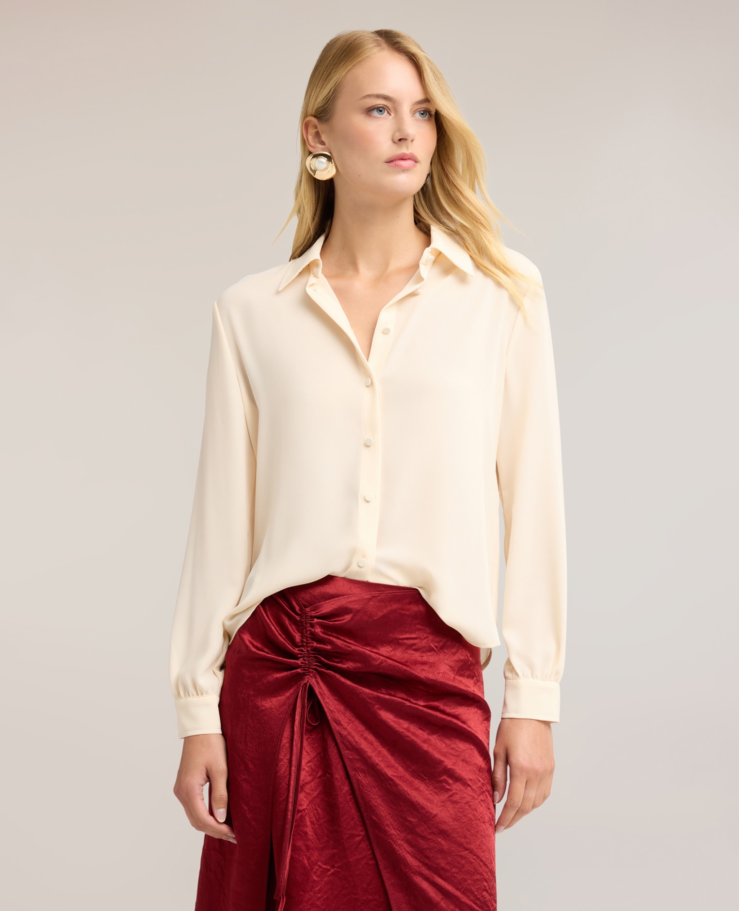 Camisa de mujer en crepé de china con cuello clásico ajuste regular cierre frontal con botones forrados al tono - Motivi - Blanco Blanco-1